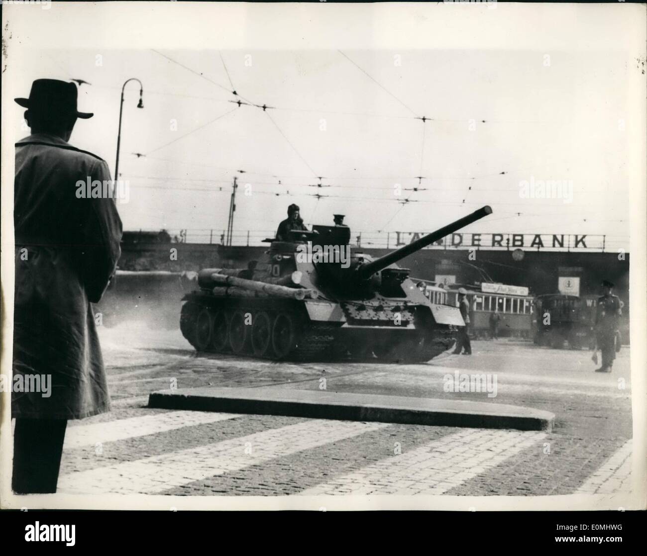 08 août, 1955 - chars soviétiques est retourné en Russie à partir de l'Autriche. Photo montre la scène comme les chars des forces russes arrivent à la cour de triage ferroviaire à Vienne à partir de la Basse-autriche où ils sont transportés par avion vers la Russie soviétique après la libération de l'Autriche. Banque D'Images