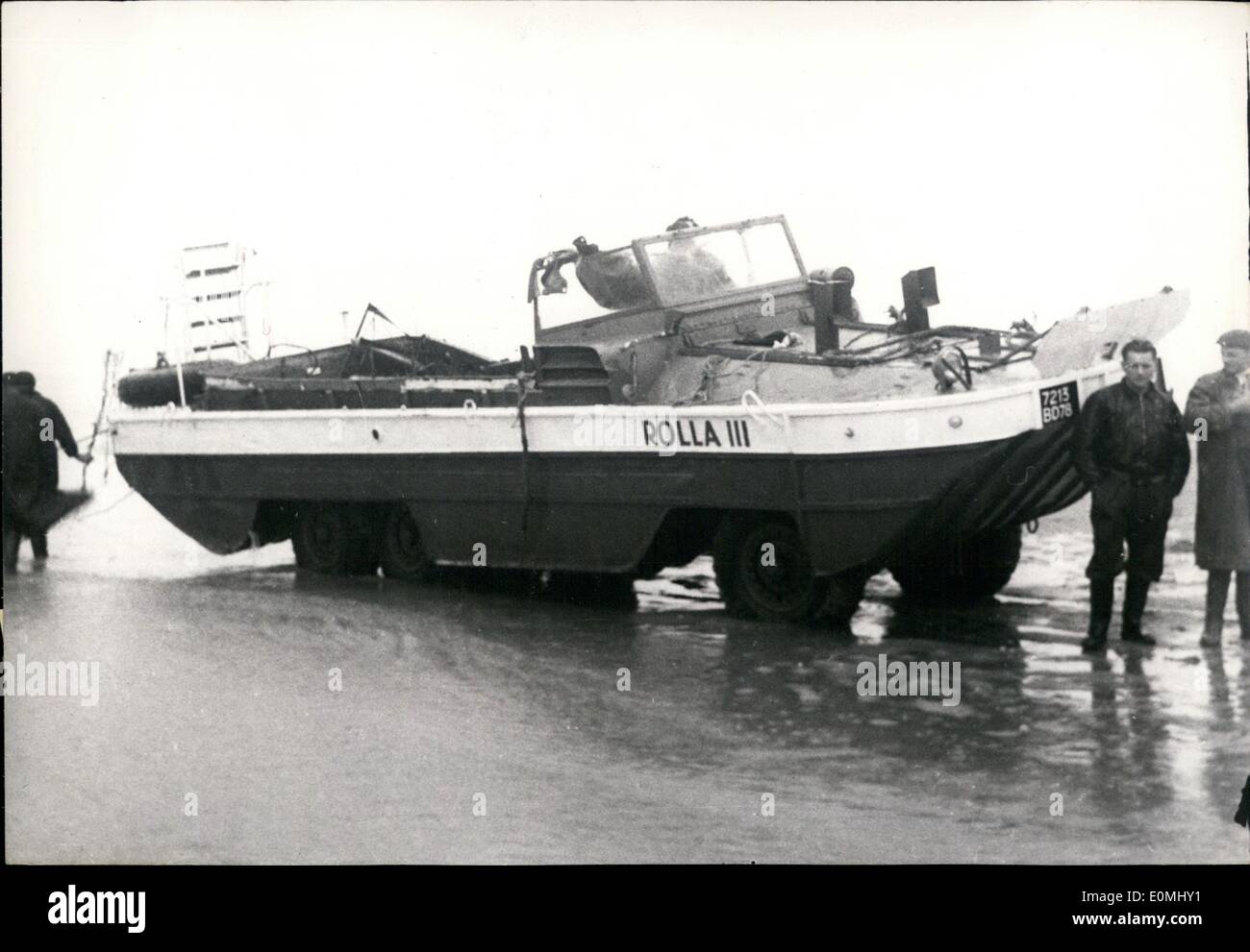 Juin 06, 1955 - 20 personnes se sont noyées dans le bateau chavire dans Channel Station balnéaire : le ''Rolla II'', l'infortuné bateau dans lequel vingt week-end les vacanciers de PAris ont été noyés hier. Le bateau a été renversée par une vague énorme s'il est à seulement 300 mètres de la rive, à la Riva-bella, Normandie. Banque D'Images