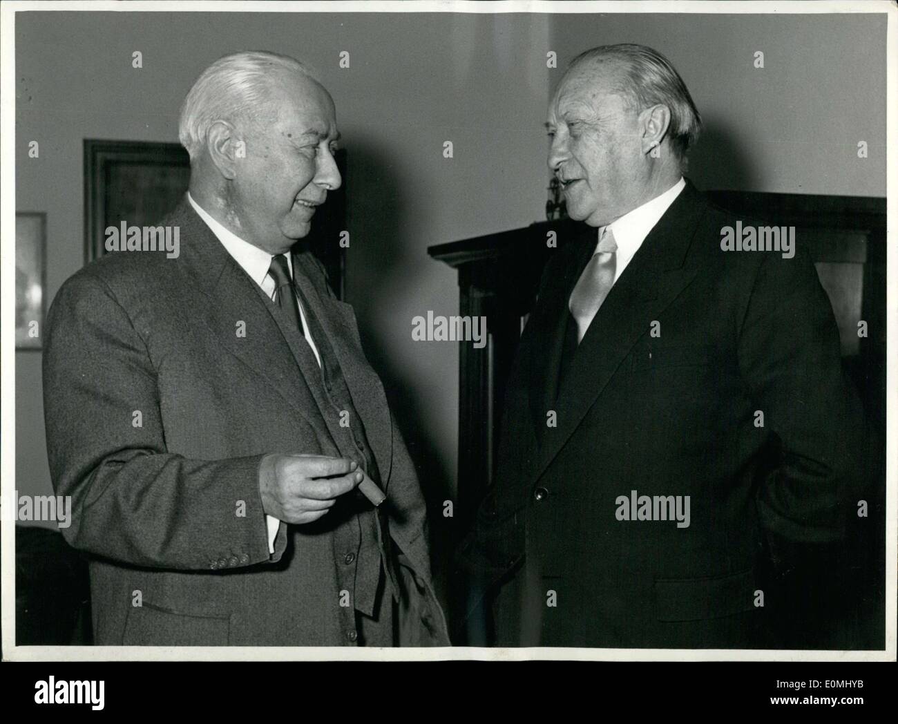 Juin 06, 1955 - Adenauer - La ministre des Affaires étrangères non plus... Président fédéral M. Heuss, retourné à Bonn, a reçu le Dr Adenauer au Bureau du Président fédéral le lundi. Le président fédéral a présenté le Dr Adenauer avec sa lettre de nomination et bavardé avec lui pendant un peu plus longtemps. Banque D'Images