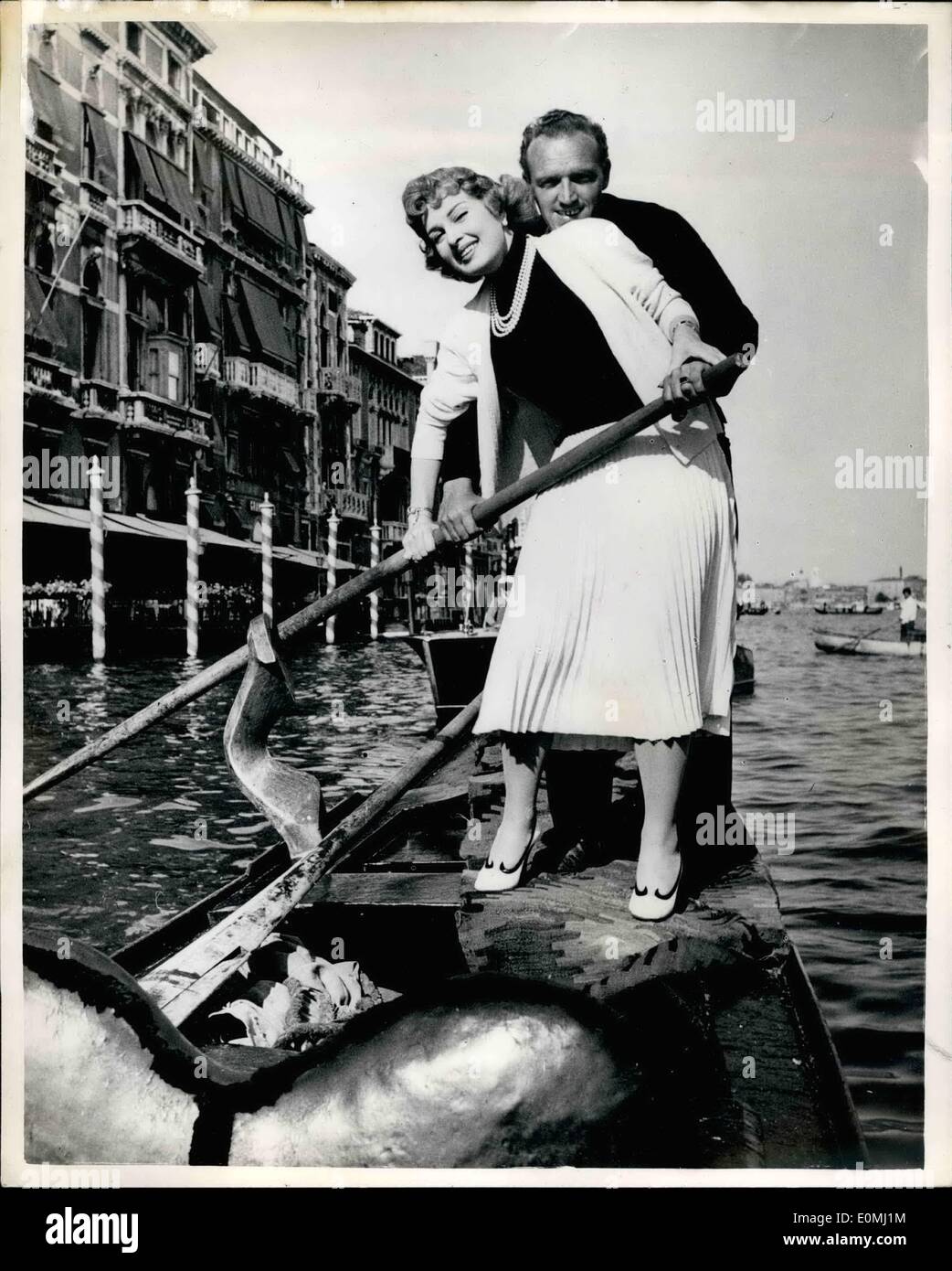 06 juin 1955 - Italian film Star tente sa main sur Une gondole vénitienne : Sylvana Pampanini, star de cinéma italienne aux cheveux d'auburn. Essaie de faire de l'aviron sur une gondole sur le Grand canal à Venise, avec l'aide du gondolier, qui a dit qu'elle pouvait rejoindre son équipage quand elle le voulait. Sylvana était à Venise top voir la première mondiale de ''Summertime'', qui a été entièrement filmé à Venise. Banque D'Images