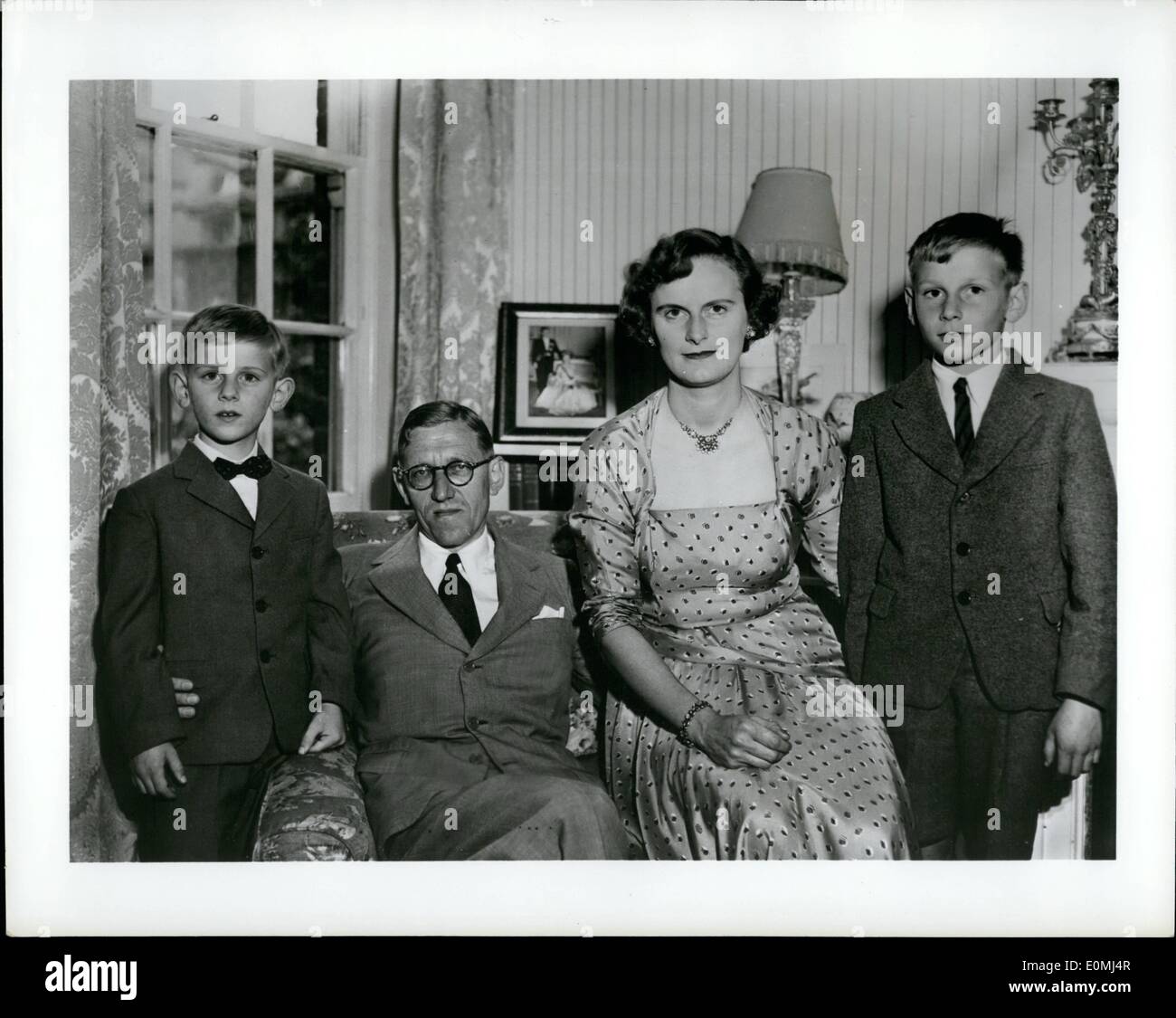 08 août, 1955 - diplomate britannique nommé à Washington : M. John E. Coulson devrait prendre jusqu'à sa nomination comme ministre de l'ambassade britannique, à Washington, à l'automne. 45 ans- 0f- L'âge, c'est un diplomate de carrière et père de deux garçons. Diplômé de Cambridge, il a, depuis qu'il a rejoint le service étranger de la Grande-Bretagne en 1932, vu le service dans l'United States ( comme chef adjoint de la délégation britannique à l'Organisation des Nations Unies, New York), la France et la Roumanie. Il a été conseiller au ministre des affaires étrangères, lors d'une conférence de Moscou de guerre et membre de la délégation britannique à la conférence de Postdam Banque D'Images