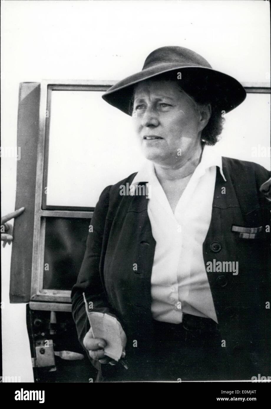 08 août 1955 - Cette femme âgée est allé à la recherche des blessés sous le feu au Maroc : Madame Mares, de l'agent des forces auxiliaires français, bien connu par la population marocaine, arrive dans un quart des Autochtones pour aider les blessés après une bataille de rue. Titulaire de la Croix militaire Madame Des mares pis un magnifique exemple de courage et de froid froid dans les circonstances les plus difficiles. Banque D'Images