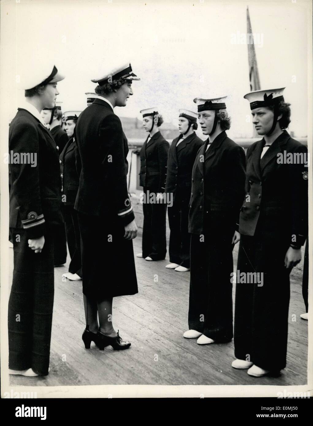 08 août, 1955 - Lady Pamela Mountbatten Visites membres du Corps-Nauticel Filles : La semaine annuelle, la formation de la formation nautique des filles- un corps de jeunes volontaires pour l'organisation des jeunes filles âgées de 14 et 20 s'intéressent à la mer et toutes les choses milles marins est actuellement détenu à l'étranger le navire de formation foudroyant, dans le port de Portsmounth, et aujourd'hui, une visite a été faite par le nouveau commandant du Corps, Lady Pamela Mountbatten, qui était la première fois qu'elle en a eu l'occasion de rencontrer certains des officiers et Cadats,. Photo montre. Lady Pamela mountbatten Banque D'Images