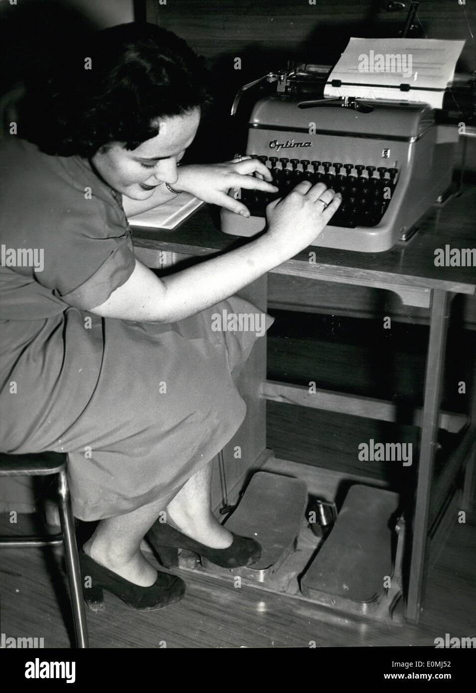 08 août, 1955 - Machine à écrire pour les mains et les pieds qui sera peut-être la machine à écrire de l'avenir. Avec vos pieds vous pouvez modifier la distance entre les lignes, la capitale des lettres, vous pouvez servir le tube et le returner le tabulateur. Cette machine à écrire vous aidera à crippels dans leur travail en particulier. Banque D'Images