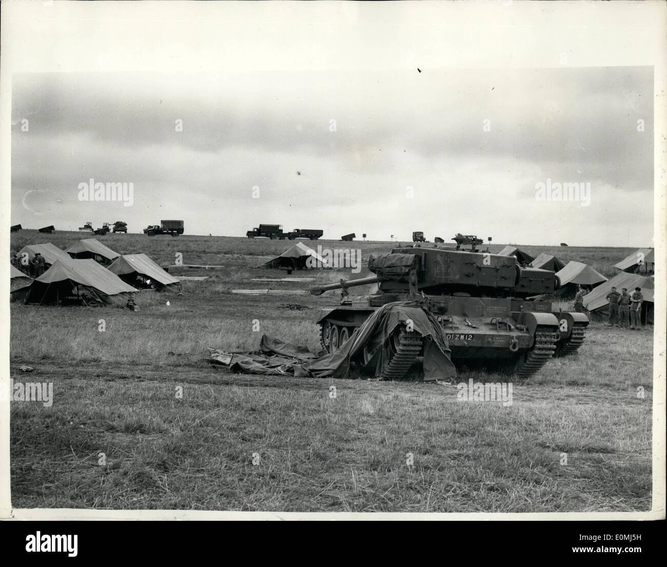 08 août 1955 - Des experts enquête sur les réservoirs d'Emballement Riddle. Quatre hommes tués au camp de l'Armée de Salisbury : Quatre hommes ont été tués hier et quatre ont été gravement blessés lorsqu'un réservoir a commencé à se déplacer sur le terrain de stationnement à Tilshead Camp - Salisbury. Ce réservoir s'est écrasé en deux plus les envoyer l'exploitation forestière 150 m en bas de la colline. Comme les gardes d'avertissement crié et fait sauter frénétiquement sifflé - les réservoirs zig-zagged aplatissement de la pente tout sur leur passage y compris des tentes dans lesquelles les hommes dormaient. La vie des hommes ont été tués et deux sont morts plus tard Banque D'Images