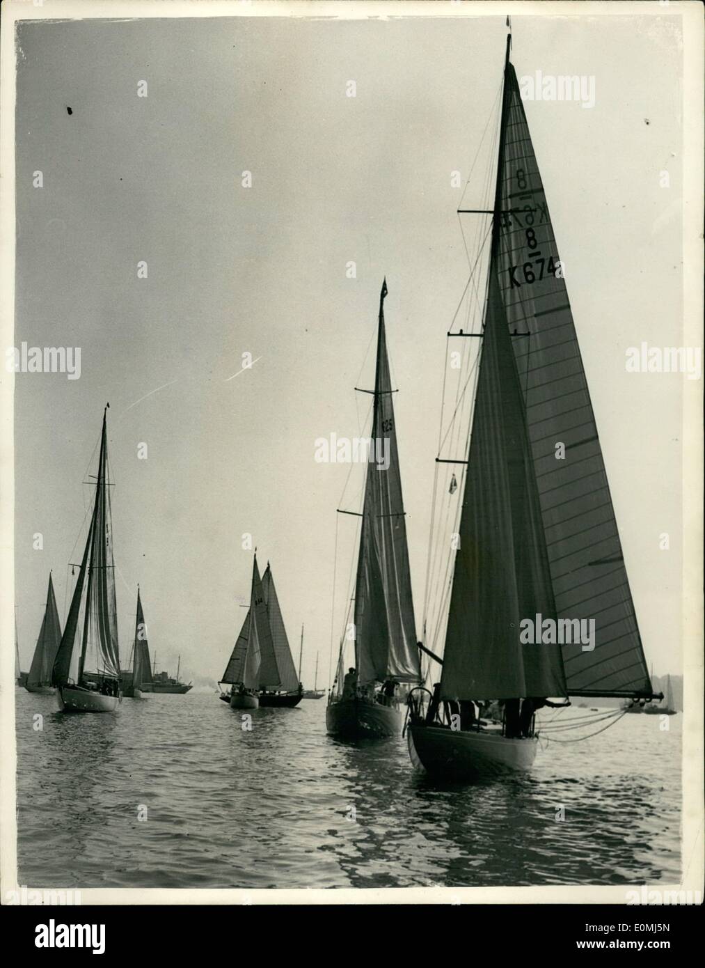 08 août, 1955 - Nautisme à Cowes .....tout ce qu'ils veulent - est brise. La photo montre certains des bateaux disponibles vu encalminé pendant qu'ils attendent une brise au cours de l'un des événements de la semaine de Cowes Yachting qui est assisté par le duc d'Édimbourg. Banque D'Images