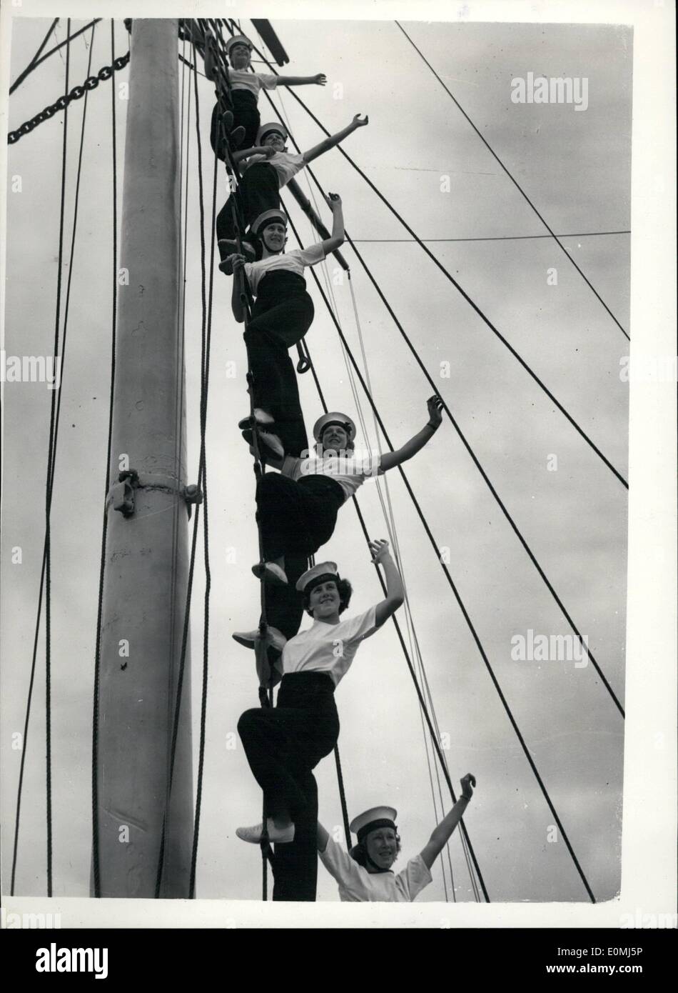 08 août, 1955 - Lady Pamela Mountbatten visites des membres du corps de formation nautique des filles ; le cours annuel de formation des filles de la formation nautique - un corps de jeunes volontaires pour l'organisation des jeunes filles âgées de 14 et 20 qui s'intéressent à la mer - est tenue à bord du navire de formation foudroyant, dans le port de Portsmouth - et aujourd'hui, une visite a été faite par Lady Pamela Mountbatten, le nouveau commandant du corps et qui était sa première occasion de rencontrer certains des officiers et des cadets du Corps Banque D'Images