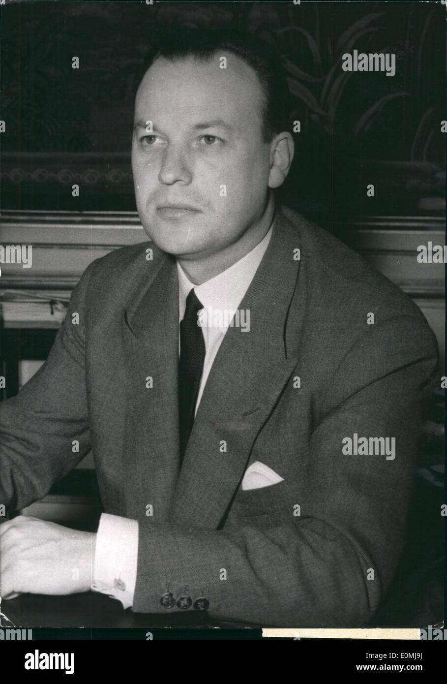 Juin 06, 1955 - Cet homme est de traiter le problème du manque de logement M. Pierre Sudreau, Directeur adjoint du cabinet de M. Edgar Faure, qui a été nommée ministre du Logement et de la construction. Banque D'Images