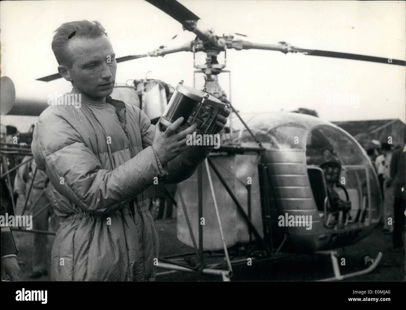 Juin 06, 1955 - pilote français du monde bat des Record d'altitude en hélicoptère Alouette II ; l'anglais Engineer-Pilot Jean Boulet examine son barographe après l'atterrissage à l'Aérodrome de Buc. Il a battu le record du monde de haute altitude Oe Après avoir atteint avec son hélicoptère ''Alouette II'' une hauteur de 8,260 mètres. Banque D'Images