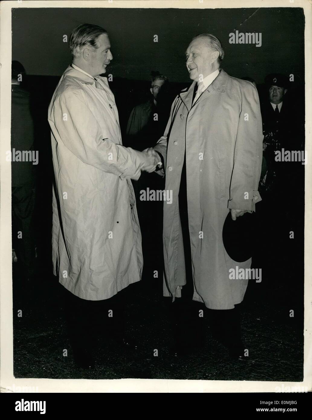 Juin 06, 1955 - Le Chancelier allemand brise son voyage de retour d'Amérique pour des entretiens avec le premier ministre : Le Dr Adenauer, le chancelier ouest-allemand, a brisé son voyage de retour de l'air forme l'Amérique d'aujourd'hui et a atterri à Londres pour des entretiens avec sir Anthony Eden. Il a quitté plus tard aujourd'hui par air pour revenir à l'Allemagne. Après un déjeuner avec le premier ministre à Chequers . photo montre le premier ministre, Sir Anthony Eden, serre la main avec le Dr Adenauer comme il a quitté l'aéroport de Londres à continuer son voyage retour à l'Allemagne. Banque D'Images
