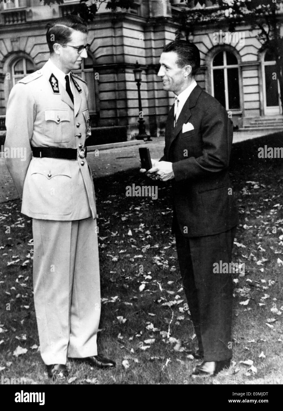 Le Roi Baudouin présente Stan Ockers cycliste avec une médaille Banque D'Images