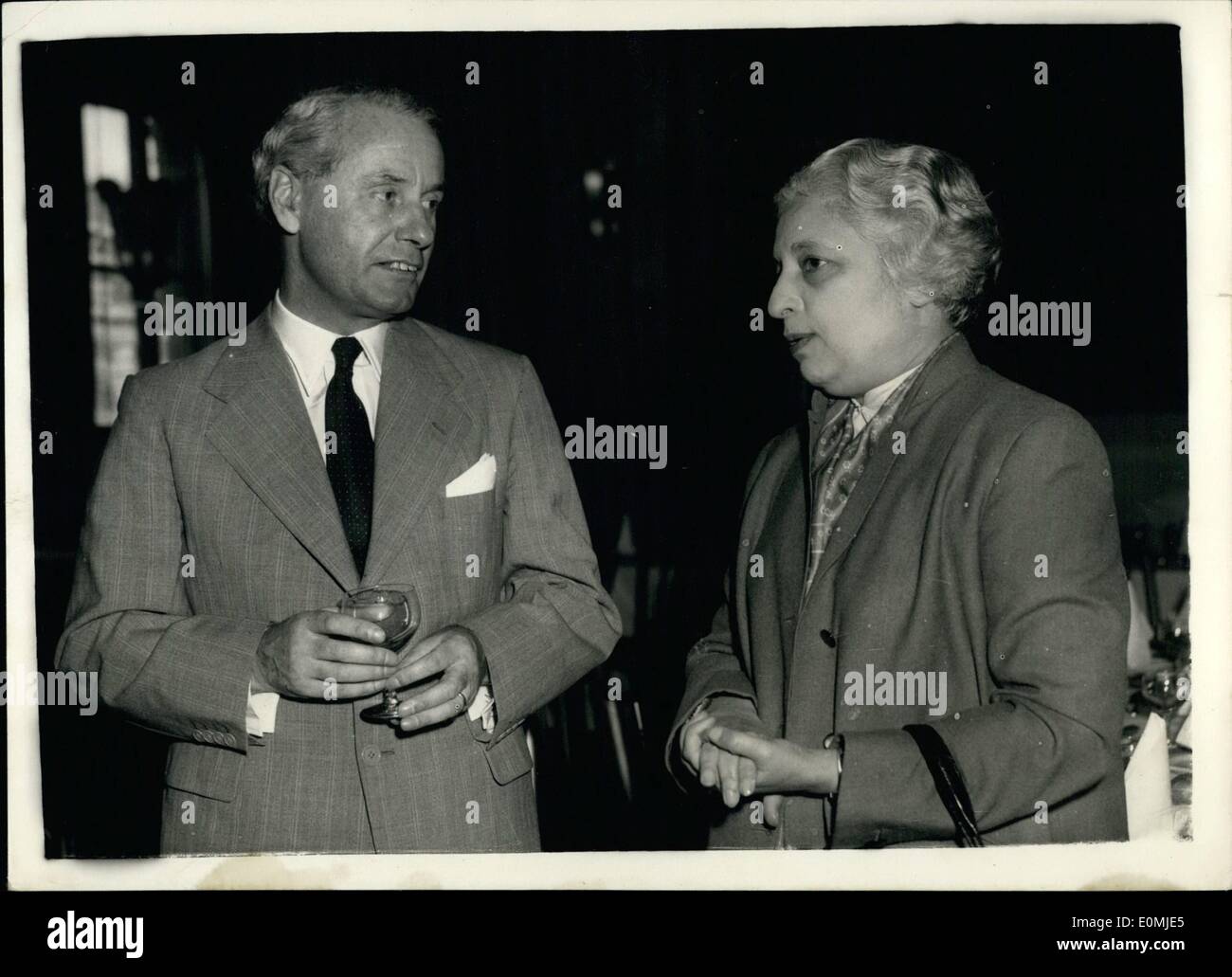 Septembre 08, 1955 - 8-9-55 Malcolm MacDonald assiste à déjeuner offert par Commonwealth correspondants au critère. M. Malcolm MacDonald, le nouveau Haut Commissaire aux droits de l'Inde, ont assisté aujourd'hui à un déjeuner au restaurant le critère donné par la Commonwealth Association correspondants. Photo : M. Malcolm MacDonald vu en conversation avec Madame Pandit, le Haut-commissaire à Londres. Banque D'Images