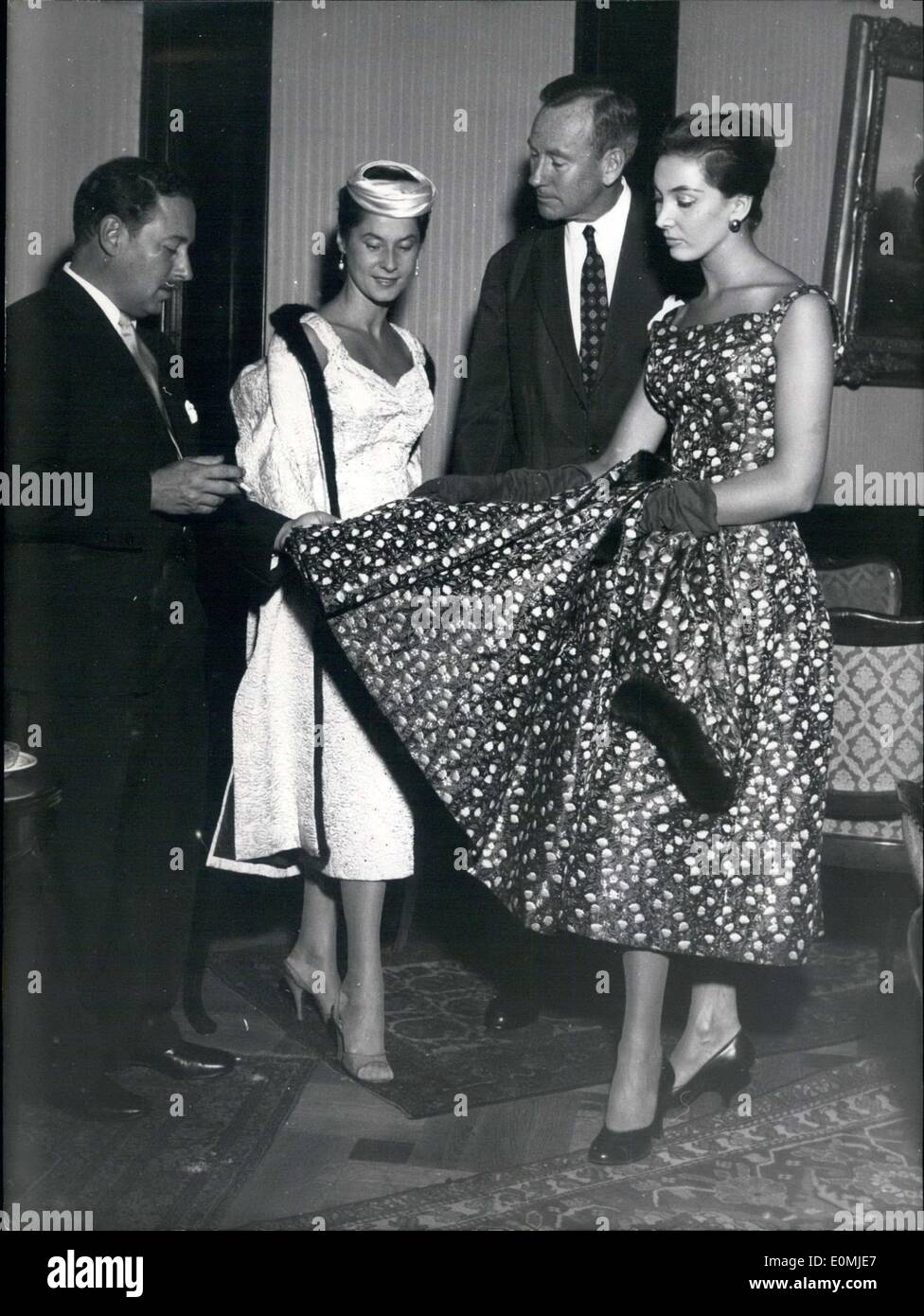 Septembre 08, 1955 - Le créateur de mode allemand Charles Ritter a été exhibant sa collection automne/hiver 1955-1956 lors d'une conférence de presse exposition à l'hôtel Atlantic. Tennessee Williams a été à l'hôtel aussi bien et était tellement impressionné qu'il a acheté certains des robes pour les actrices de sa production à venir, qu'il est maintenant fermement sous enveloppe. L'on voit ici sont Ritter(à gauche) et Williams (deuxième à droite) avec certains modèles. Banque D'Images