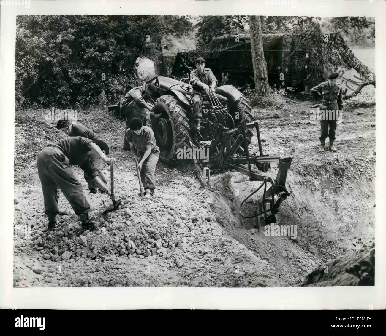 Septembre 09, 1955 - LA GUERRE ATOMIQUE N'EST PAS OUTDATE DE PELLES : passé et présent des soldats seront désolés de constater que bien que douze ''inkums'', nouvelle hydraulique Pelles, ont été utilisés dans un récent exercice de guerre atomique de la Territorial Army, pelles étaient également en preuve. Mais le Dinkums, chacun capable de cinq verges cubes de terre une heure,a fait possible de creuser un trou pour un général de brigade à 1 1/2 heures. Dans l'orifice fin-sur-fin est allé deux tubes de fer 7 ft. 6 ins. de diamètre. Une garniture d'une couche de 45 cm de sable a terminé le travail Banque D'Images