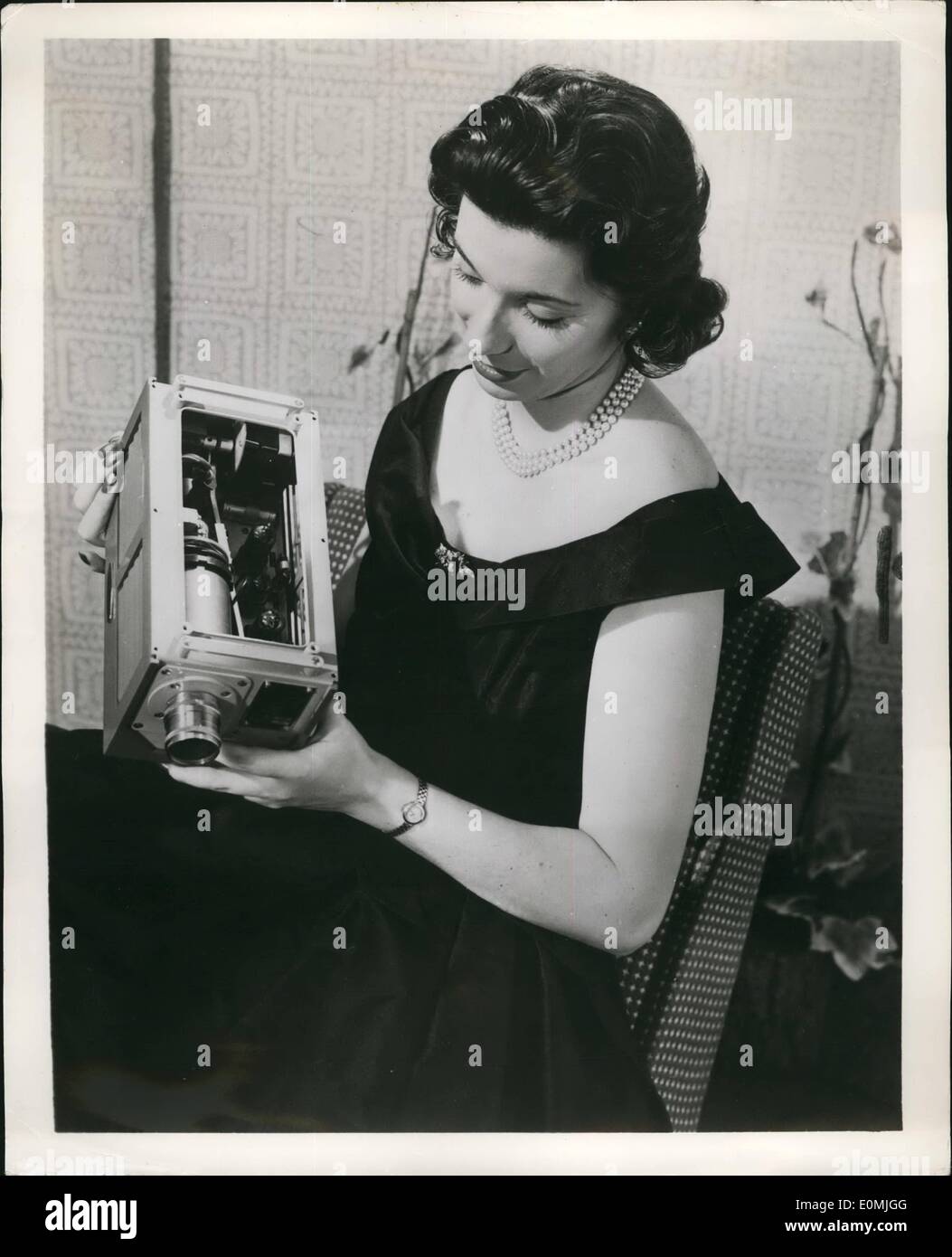 Septembre 09, 1955 - Petit plat : une petite caméra de télévision, 10 1/2'' x 199'', a été illustré récemment à Londres à l'Exposition nationale de la radio et de la télévision. La Grande-Bretagne, le plus grand exportateur mondial de composants radio, l'année dernière a exporté l'équivalent d'environ 84 millions de dollars de matériel. Photo montre. Mme Susan Franks maintient la petite caméra de télévision britannique. Banque D'Images
