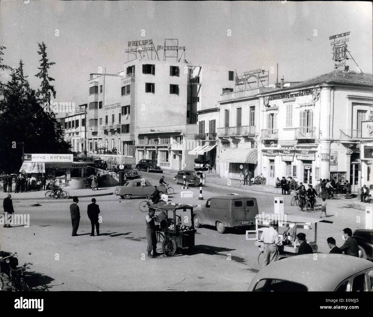 Juin 06, 1955 - attaques terroristes continuent à Chypre ; le règne de terreur continue à Chypre et par minuit hier soir dix explosion avait frappé la colonie de l'île britannique - quatre à quatre ; à Famagouste et une en Limassol et Larnaca. Trois militaires britanniques et d'un British Civil ont été parmi les blessés. Les barbelés et les barrages routiers ont été mis en place à Munich. Tous les congés de la police ont été annulées et les mesures de sécurité ont été renforcées. Photo montre : vue sur la place de Metaxas Chef centre de Nicosie localisation de nombreuses boîtes de nuit et de plusieurs des plus grands magasins. Banque D'Images