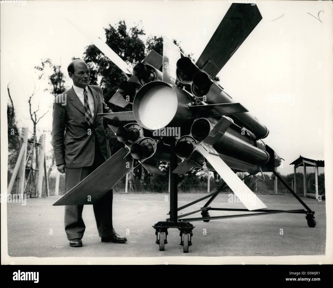 Septembre 09, 1955 - visite de presse de la création de la turbine à gaz. La recherche sur Jet ram véhicule d'essai. : Les membres de la presse a effectué une visite au ministère de l'approvisionnement national - Création de la turbine à gaz - à Pyestock, Hants cet après-midi pour voir une partie de la recherche effectuée sur tous les types de moteurs à turbines à gaz. La photo montre l'une des dernières éoliennes sous recherche est ce Jet Ram véhicule de test - la puissance motrice initiale étant fournis par les rockets - atteint une vitesse donnée ces fusées se briser et le Bélier le carburéacteur est enflammé et exerce par ses propres moyens Banque D'Images