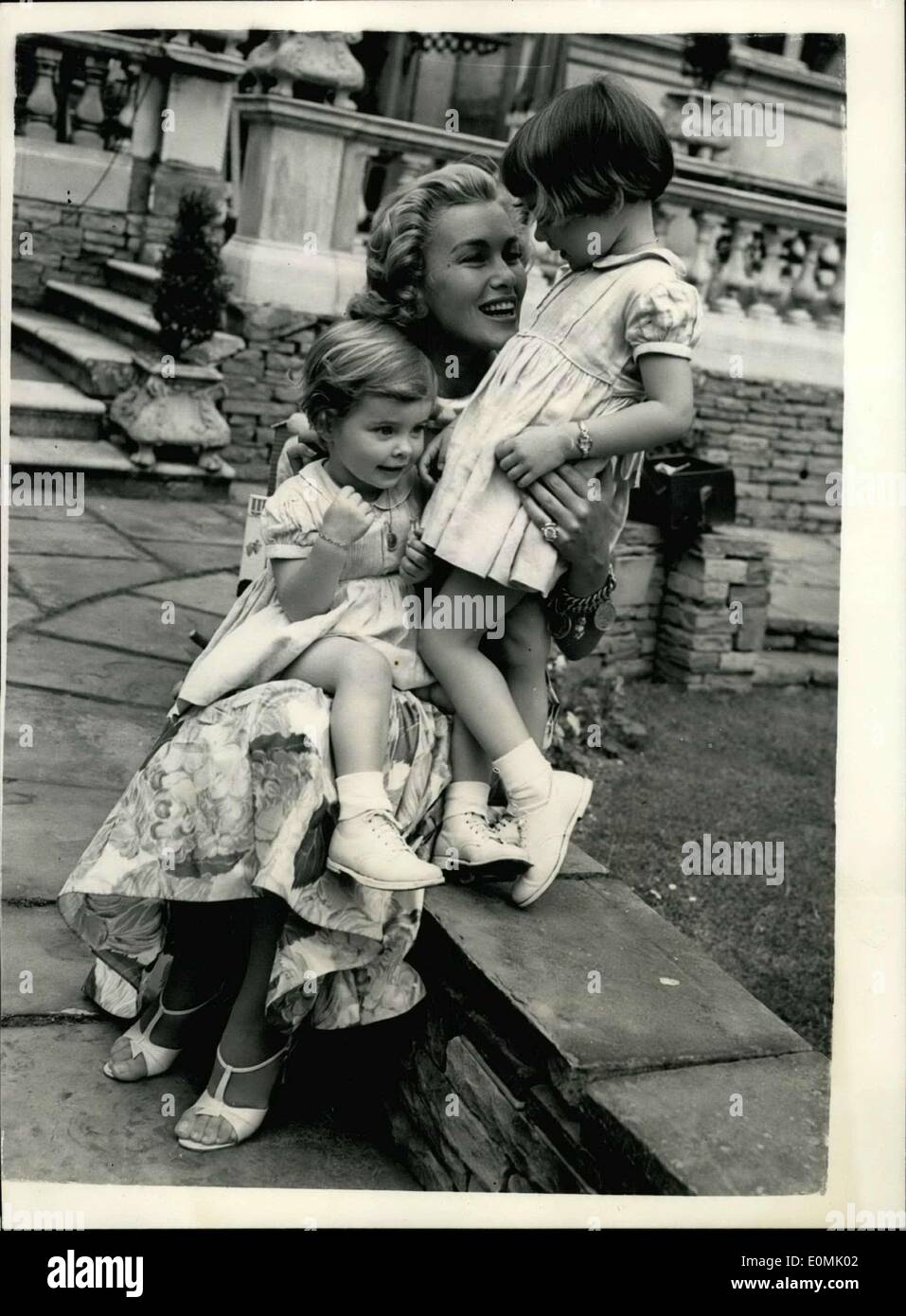 Juin 28, 1955 - Linda Christian s'amuse avec ses filles. Femme divorcée de Tyrone Power. : Film star Linda Christian ex-femme de Tyrone Power - est venu à la Grande-Bretagne du continent durant la fin de semaine pour voir ses deux jeunes filles Romina (3) et Taryn (21 mois) - qui vivent à Ripley , Surrey. Linda a la garde des enfants pendant dix mois de l'année - mais Tyrone occupe alors qu'elle filme. Photo montre Linda Christian - avec Romina et Taryn. Les enfants aiment avoir leur mère autour de Banque D'Images
