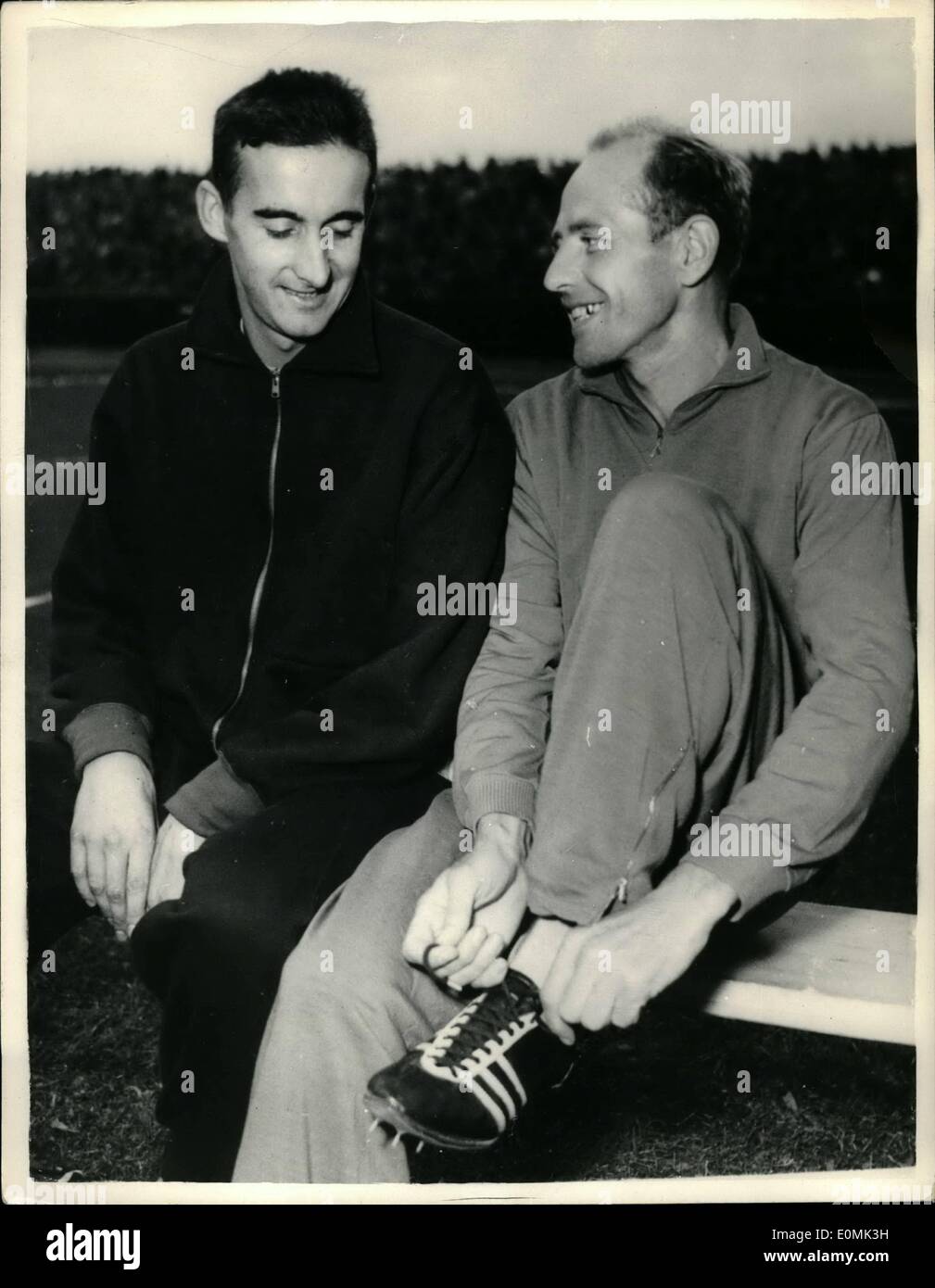 Septembre 15, 1955 - 15-9 =55 v Tchécoslovaquie Grande-bretagne athlétisme à Prague. Gordon Pirie bat Emil Zatopek à 5 000 mètres. Gordon Pirie (Gt. La Grande-Bretagne) a battu hier Emil Zatopek (Tchécoslovaquie) dans le 5 000 mètres dans le Czechoslovakia-Britain match d'athlétisme à Prague. K. Norris (Gt. La Grande-Bretagne) a terminé troisième. Photo Keystone montre : Emil Zatopek (droite) et Gordon Pirie, discuter ensemble avant la course. Banque D'Images