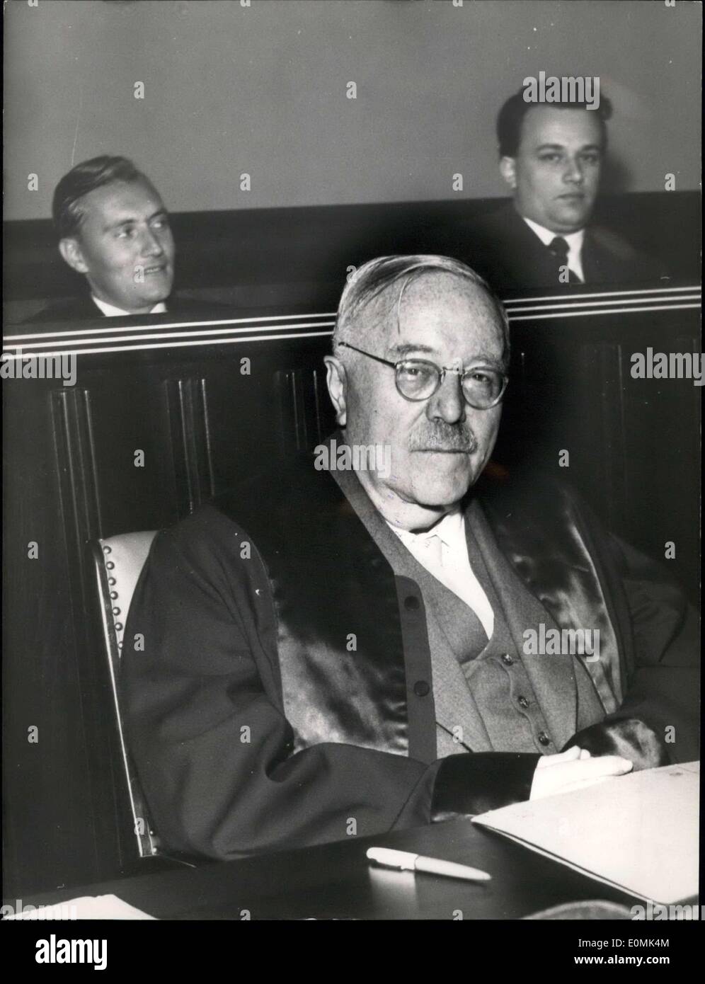 Septembre 26, 1955 - Procès politiques à Hanovre. À Hannover/Allemagne commencé le procès contre l'espion français ? Schmeisser, et les éditeurs du magazine d'information allemand, Herr Augstein, Herr Jaene et Herr Mans. L'acte d'accusation est fondée sur un rapport dans le magazine, qui a affirmé, que l'Ambassadeur Blankenhorn et Consul Reifferscheidt avait livré des informations secrètes à un espion français pour l'argent. Ops : Ancien Ministerpresident de Bade-Wurtemberg, Reinholdmaier ? C'est un des plus ardents défenseurs des hommes de ''der Spiegel'' qui sont à voir dans l'arrière-plan Banque D'Images