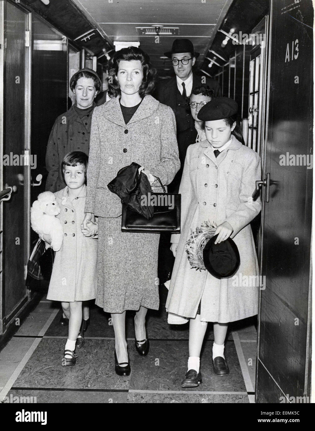 Oct 04, 1955 - Paris, France - Rita Hayworth arrive en France avec ses filles YASMIN KHAN (L) et Rebecca Wells à tomber Banque D'Images
