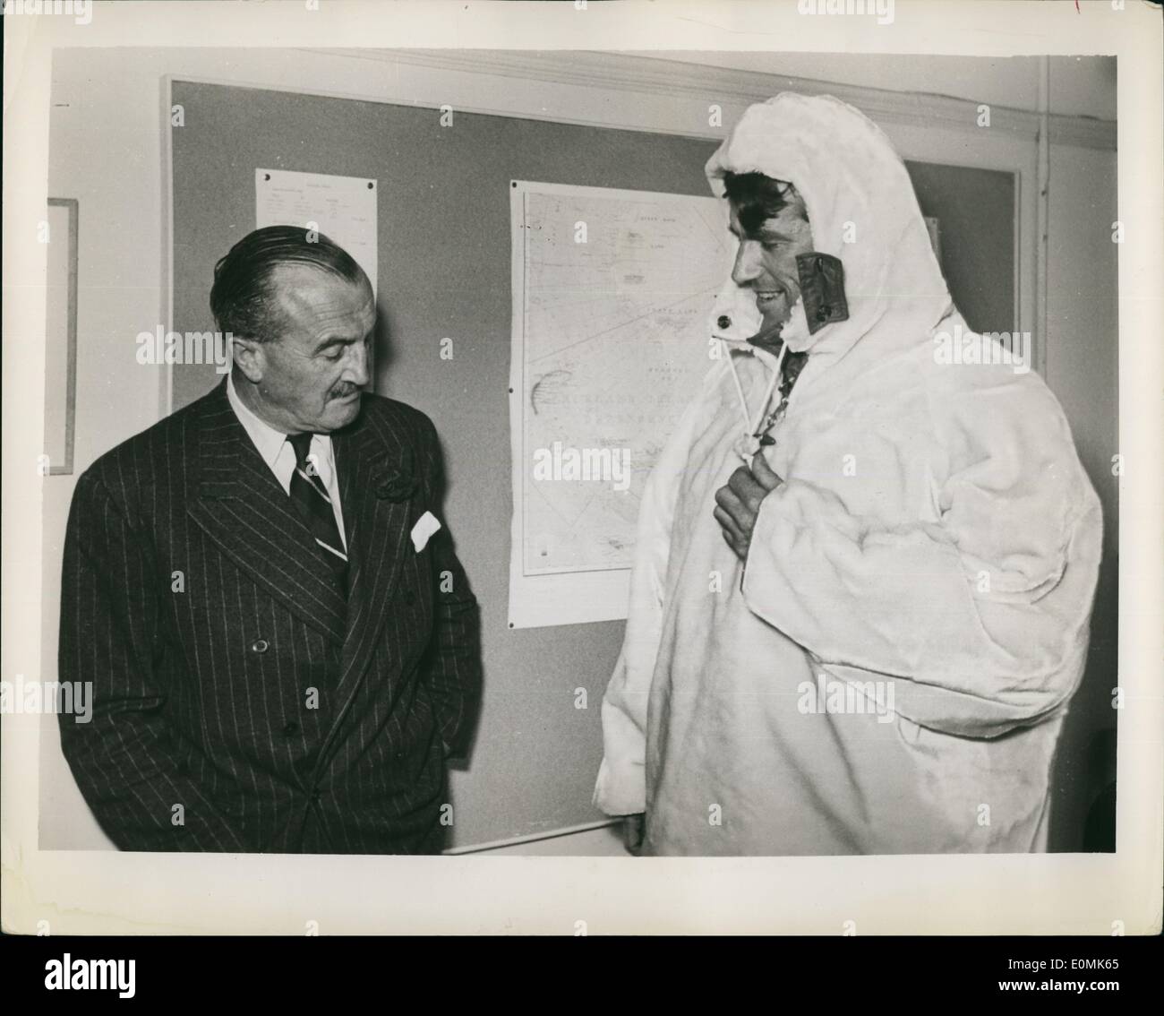 10 octobre 1955 - Everest conquérant pour s'attaquer : Antarctique Sir Edmund Hillary, vainqueur de Mt. Everest, prendra la tête d'une expédition visant à Banque D'Images