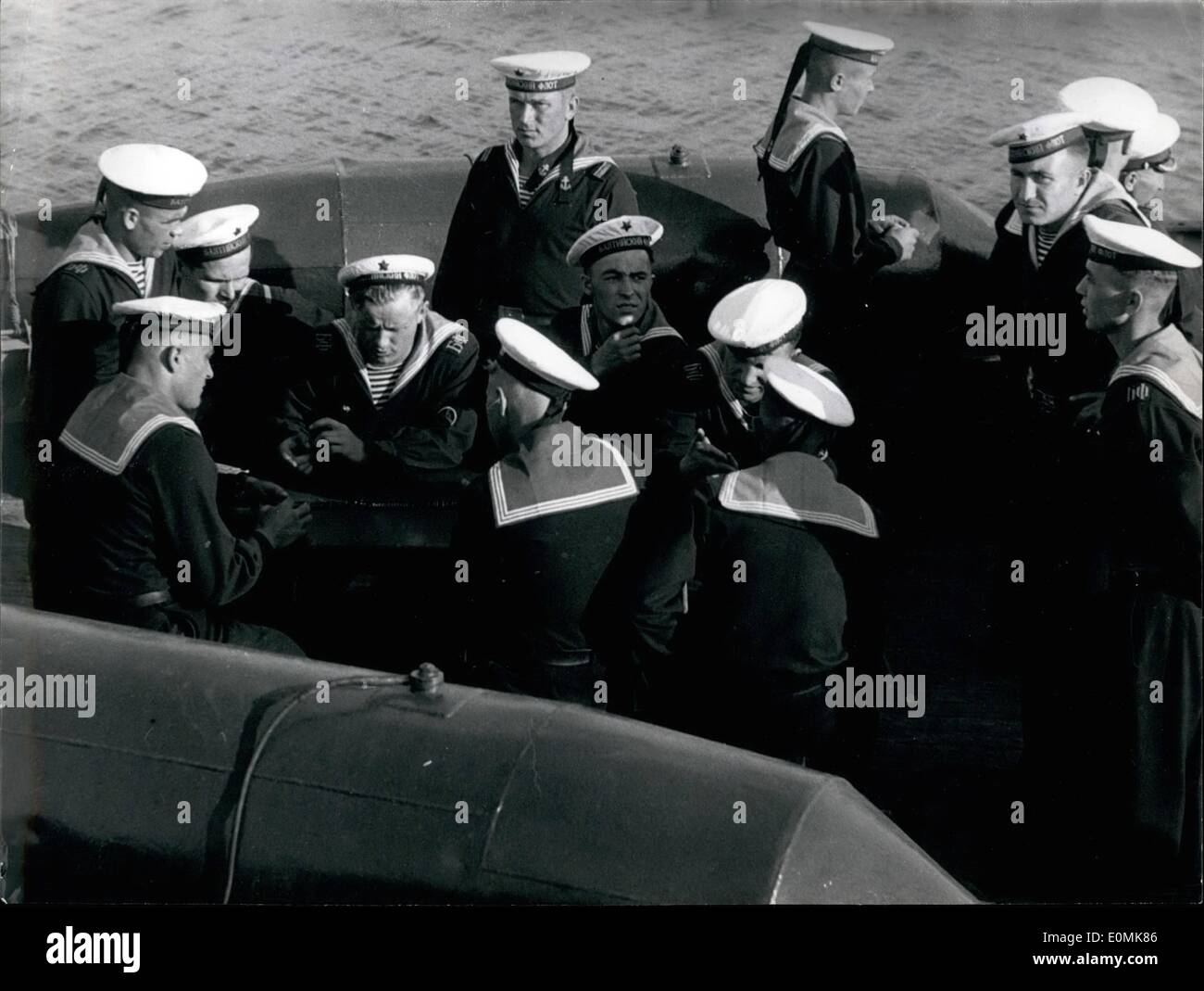 Juillet 07, 1955 - Lentships revient de Russie à USA : 14 navires, qui avait été prêté par les Soviétiques de ti aux Etats-Unis pendant la seconde guerre mondiale, ont été retournés par les Soviétiques le samedi à Kiel. Photo montre l'équipage russe. Banque D'Images