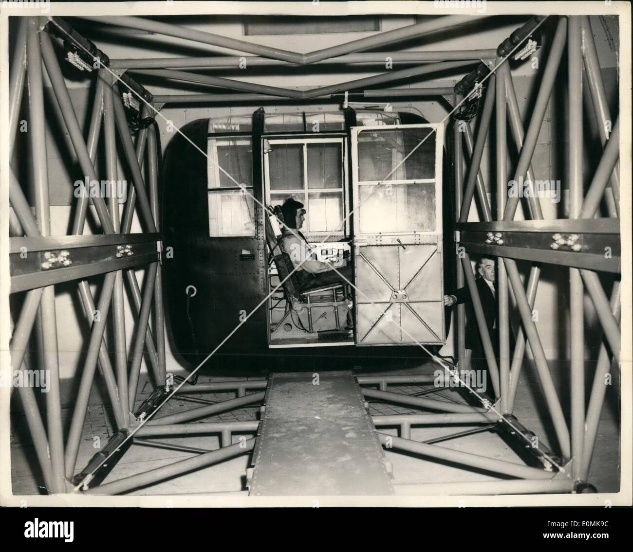 Juillet 07, 1955 - ''une centrifugeuse comptable'' à Farnborough, plus modernes d'Europe 50 000 Coût de production ; l'homme portant centrifugeuse fut inaugurée à la R.A.E. Institut de médecine aéronautique de Farnborough, Hants aujourd'hui. C'est la plus moderne en Europe la recherche La recherche clinique et la formation. Il se compose d'un bras rotatif à environ 60 pieds de long avec des cabines à l'une ou l'autre et capable d'atteindre 30 ''g'' (c.-à-d. 30 fois la force de gravité) une vitesse de 115 mph Banque D'Images