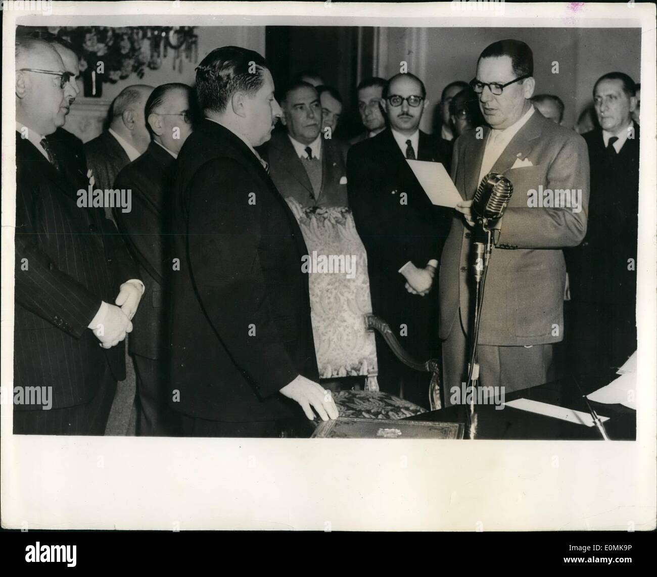 Juillet 07, 1955 - Nouveau Ministres argentin prêté serment. Après les récents événements en Argentine, le Cabinet du Président Peron a démissionné Banque D'Images