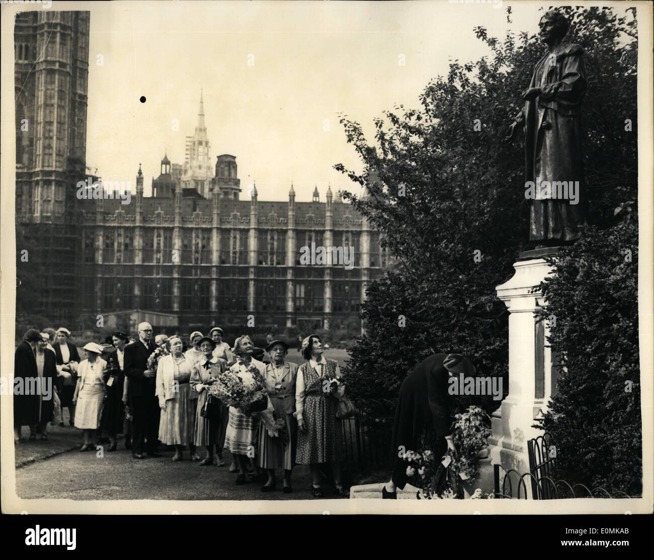 07 juillet 1955 - anniversaire de l'anniversaire de Mme Pankhurst fleurs posées à la statue. Des suffragettes ont déposé des fleurs à la statue de Victoria Tower Gardens, Westminster de leur chef, Mme Pankhurst, pour célébrer aujourd'hui l'anniversaire de son anniversaire. Depuis 25 ans, les femmes rendent hommage à Mme P~nkhurst sur cette place. Photos: Monsieur J.T. Taylor, mari de feu Annie Kenney, qui a envoyé en prison avec Mme Pankhurst, est le seul homme dans la file d'attente attendant les fleurs au pied de la statue. Banque D'Images