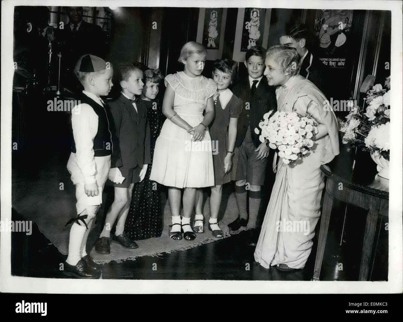 10 octobre 1955 - Mme Pandit ouvre 1955 Carte de Vœux de l'UNICEF Campagne en Europe : Mme Pandit, le Haut Commissaire aux droits de l'Inde en Banque D'Images