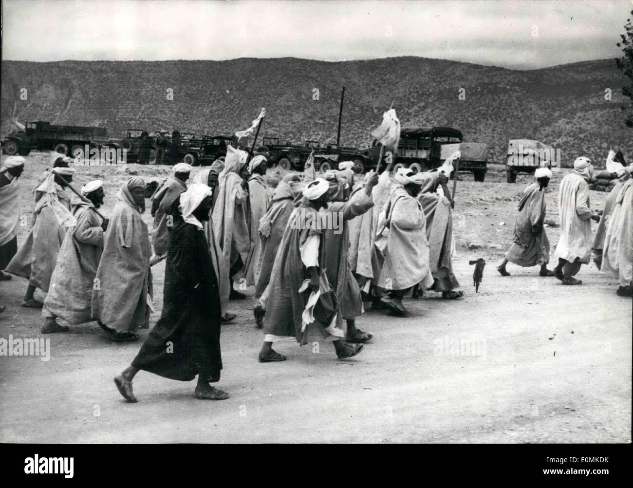 10 octobre 1955 - Maroc : Berbère : autochtones exerçant son drapeau blanc remise après 48 heures d'une révolte dans la région de Immouzer Des Mamoucha. Banque D'Images