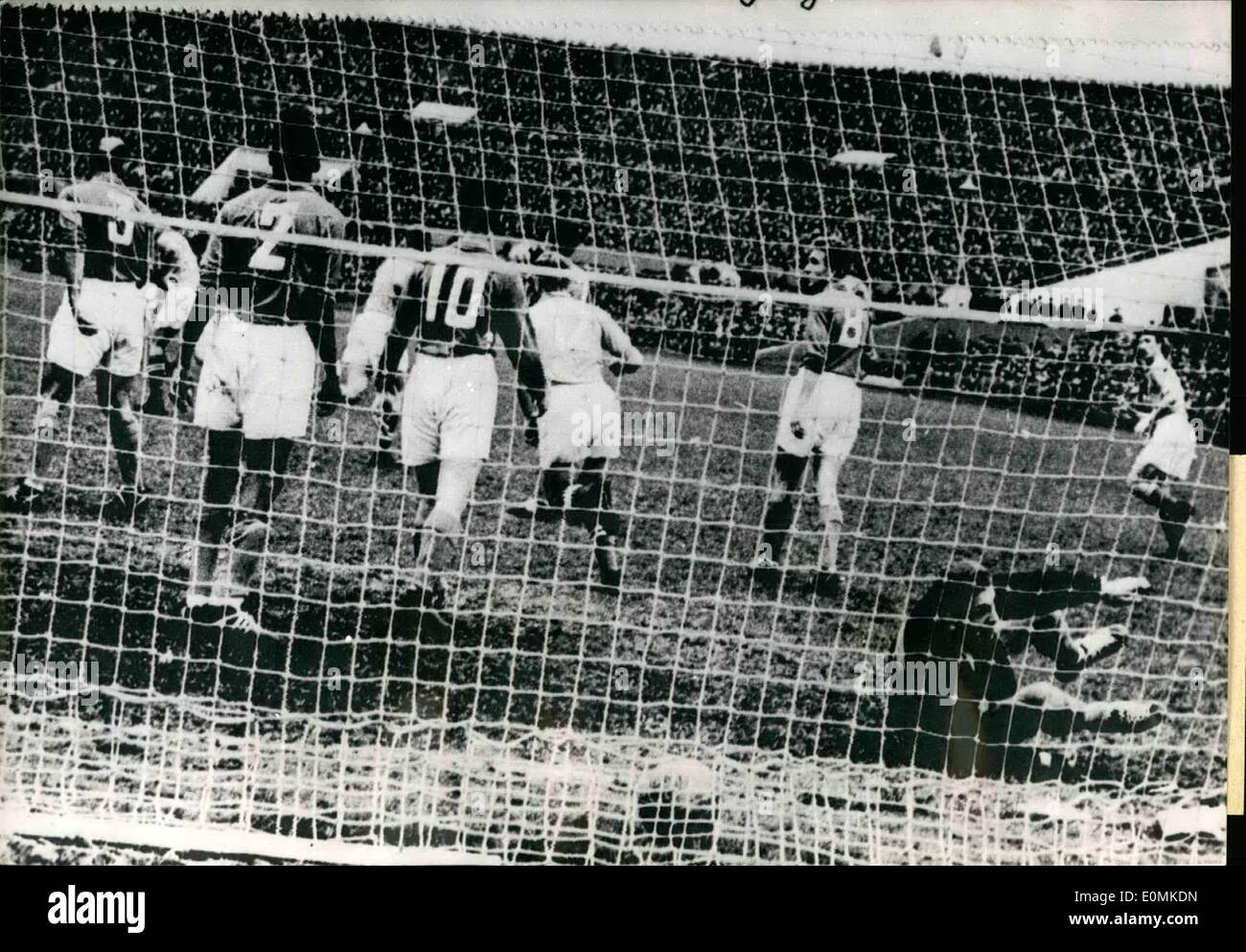 10 octobre 1955 - Football : la Russie contre la France à Moscou : Même Score 2 par 2 : Le premier but marqué par l'équipe soviétique. De G à D : Banque D'Images