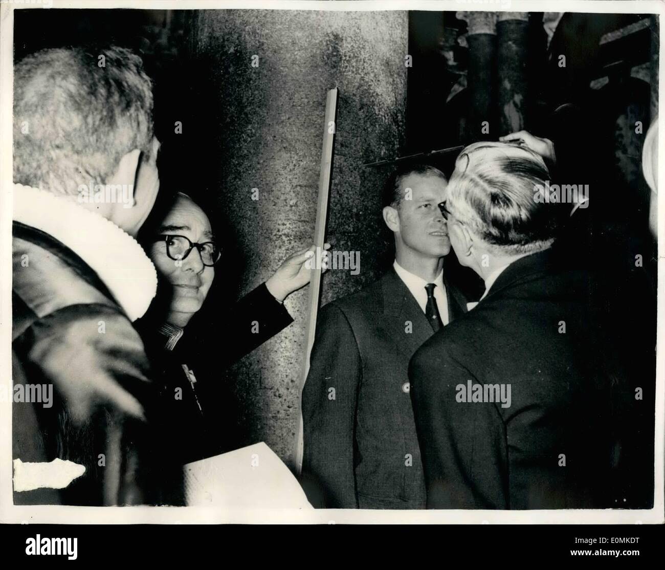 10 octobre 1955 - '' haute - le Duc' ? Visite royale de la cathédrale de Roskilde : H.R.H. le duc d'Édimbourg a récemment visité la célèbre cathédrale de Roskilde - lieu de sépulture de la plupart des rois et reines danois. Le duc a été mesuré par cérémonie au ''pilier du roi'' - où la hauteur de plusieurs souverains d'Europe a été enregistrée - y compris le tsar Pierre le Grand de Russie et l'ancêtre du duc, le roi Christian IXth. Du Danemark. Photos spectacles scène pendant l'enregistrement cérémonial de la hauteur du duc à la cathédrale de Roskilde. Banque D'Images 10 octobre 1955 - '' haute - le Duc' ? Visite royale de la cathédrale de Roskilde : H.R.H. le duc d'Édimbourg a récemment visité la célèbre cathédrale de Roskilde - lieu de sépulture de la plupart des rois et reines danois. Le duc a été mesuré par cérémonie au ''pilier du roi'' - où la hauteur de plusieurs souverains d'Europe a été enregistrée - y compris le tsar Pierre le Grand de Russie et l'ancêtre du duc, le roi Christian IXth. Du Danemark. Photos spectacles scène pendant l'enregistrement cérémonial de la hauteur du duc à la cathédrale de Roskilde. Banque D'Images