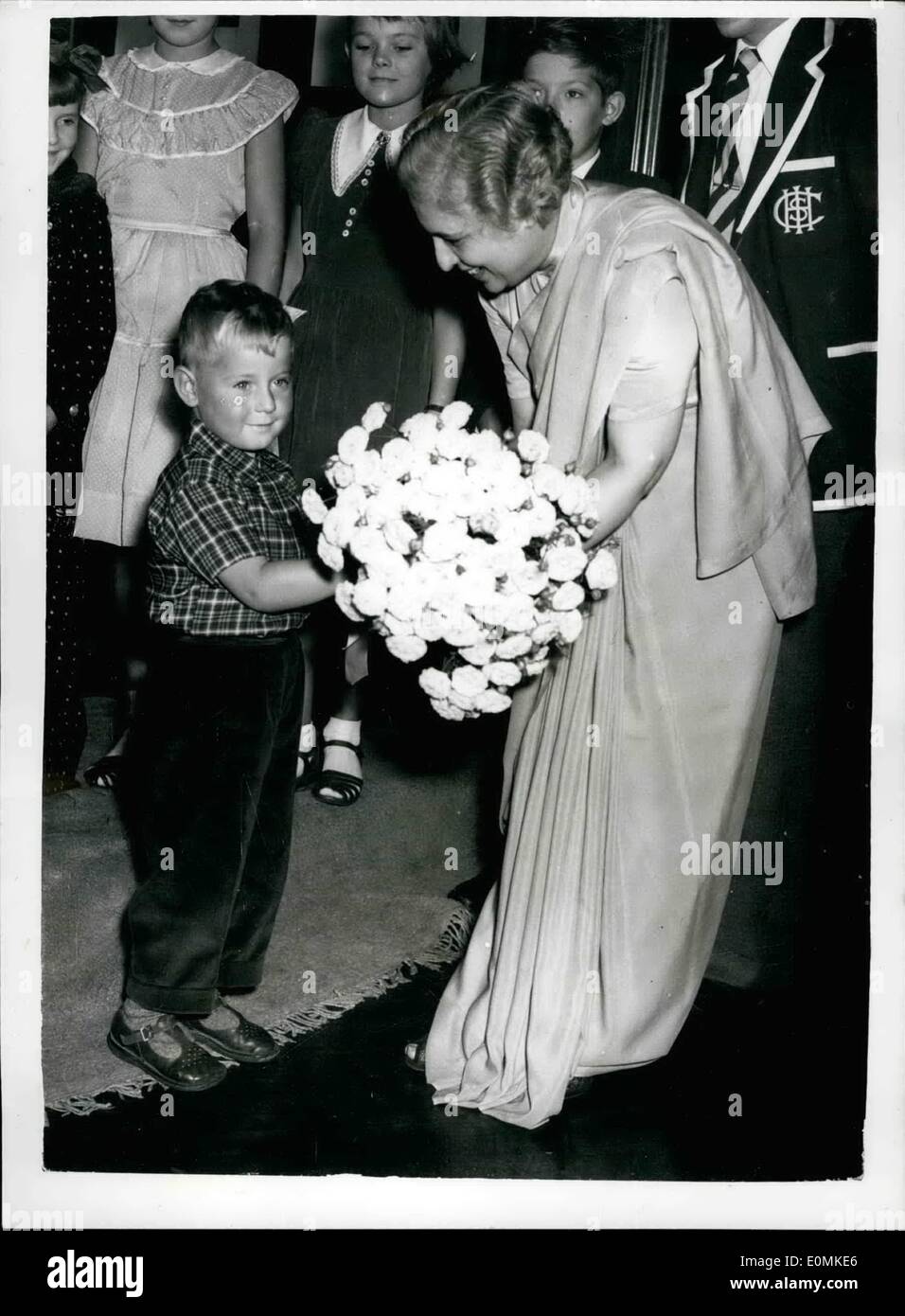 10 octobre 1955 - Mme Pandit ouvre 1955 campagne de cartes de vœux de l'UNICEF en Europe. : Mme Pandit, le Haut Commissaire aux droits de l'Inde à Londres a ouvert aujourd'hui la carte de Vœux de l'Unicef 1955 campagne en Europe - dans le cadre d'une cérémonie à l'Inde ce matin. Cartes de voeux de l'UNICEF ont été vendues au profit de l'Organisation des Nations Unies pour l'enfance depuis 1948. Tous les profits de ces cartes a obtenu à l'appui de l'assistance que l'UNICEF est de donner à la santé de l'enfant et du bien-être des programmes dans plus de 90 pays et territoires Banque D'Images