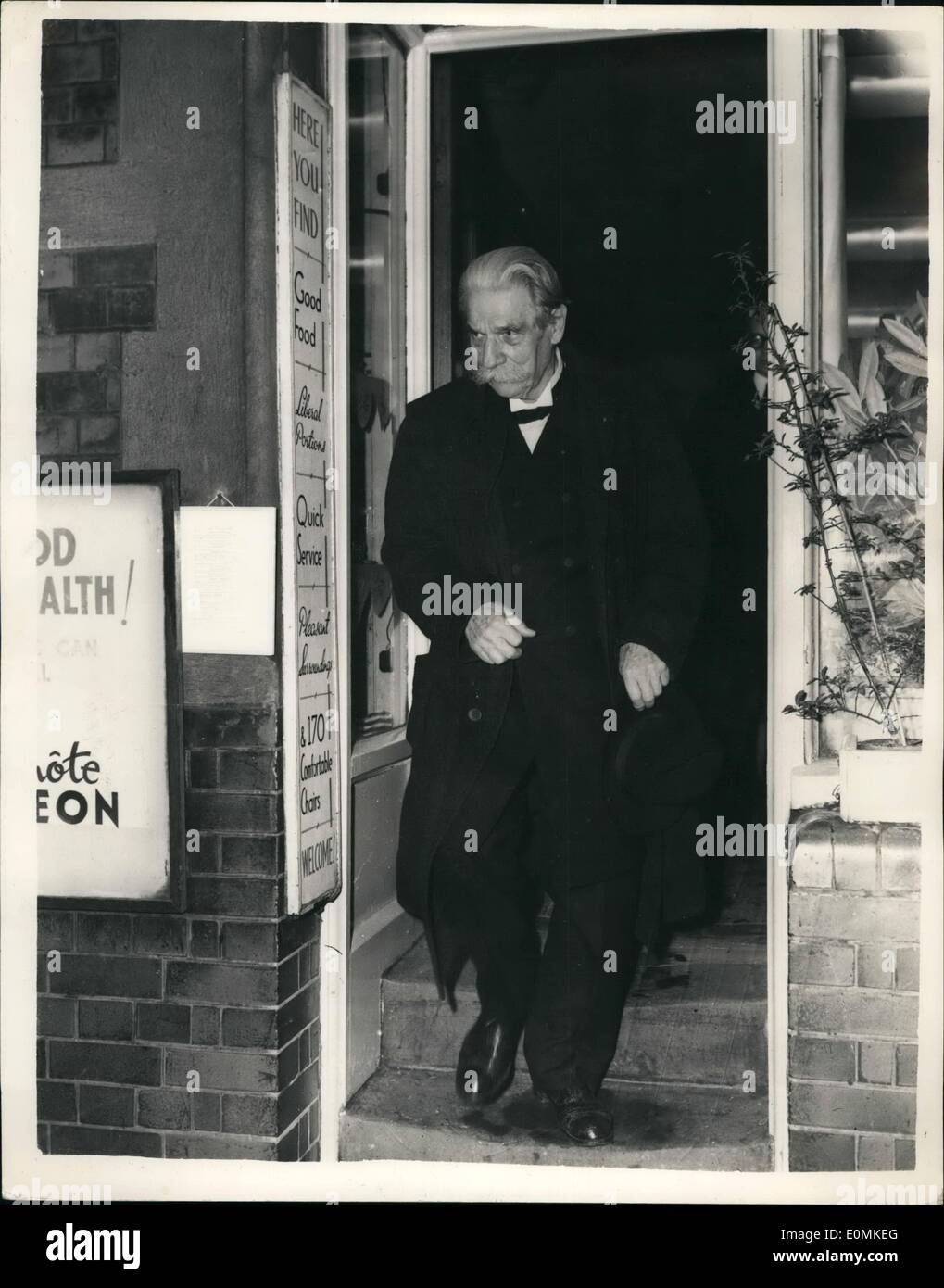 10 octobre 1955 - Le Dr Albert Schweitzer va au palais. Reçoit l'honorable O.B.E. : Dr Albert Schweitzer qui ont renoncé à la gloire et la fortune en tant que musicien il y a 43 ans pour former une colonie de lépreux à Lambaréné - visité Buckingham Palace ce matin où nous a investi le palais de Buckingham ce matin où il a été investi de l'Ordre du mérite d'Honneur par Sa Majesté la Reine. Dr Albert Schweitzer wa salué comme la plus grande organiste il y a quarante ans. Photo Dr Albert Schweitzer vu comme il a quitté le plateau de Westminster-shop de restaurateur ami Suisse - M. Banque D'Images