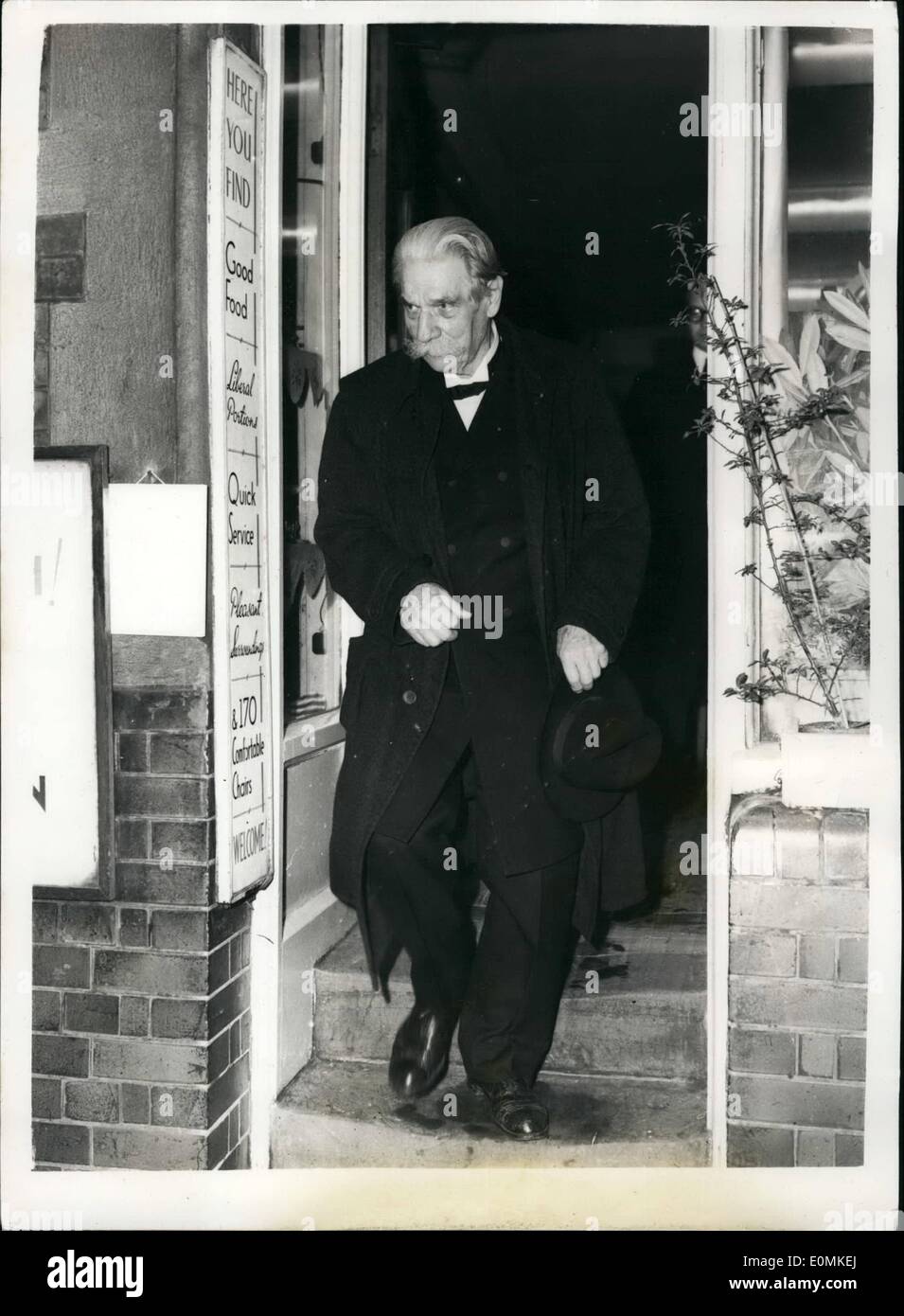 10 octobre 1955 - Le Dr Albert Schweitzer va au palais. . Reçoit l'honorable O.B.E.. Dr Albert Schweitzer qui ont renoncé à la gloire et la fortune en tant que musicien il y a 43 ans pour former une colonie de lépreux à Lambaréné - visité Buckingham Palace où il a été investi de l'Ordre du mérite d'Honneur par Sa Majesté la Reine.. Le Dr Schweitzer a été salué comme la plus grande organiste il y a quarante ans.. Keystone Press montre : - Dr Albert Schweitzer vu comme il a quitté le plateau de Westminster-shop de restaurateur ami Suisse - M. Emile Metter - où il séjourne pour le palais. Banque D'Images