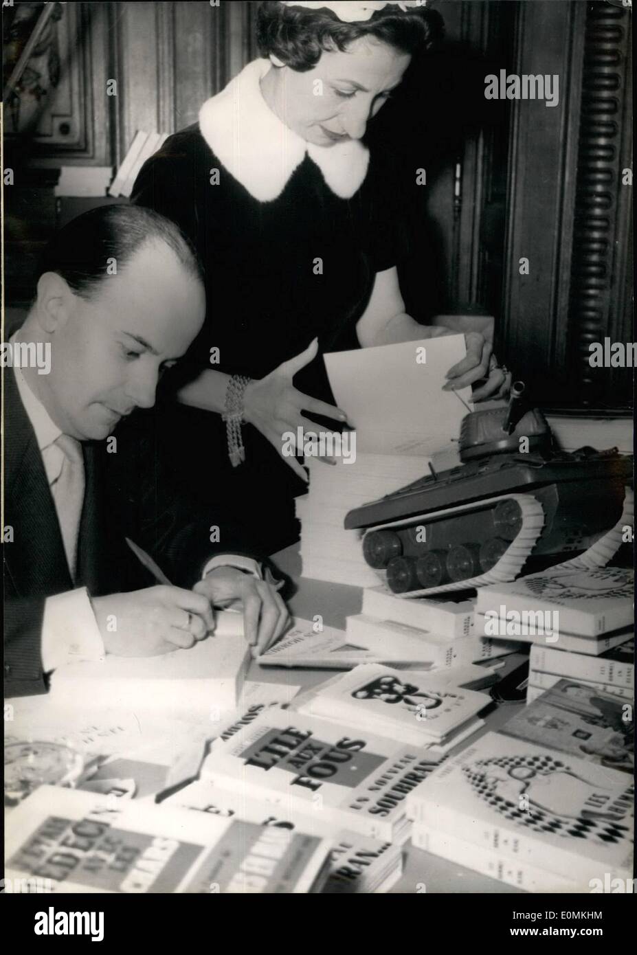 11 novembre 1955 - UN Doctor-Writers' livres vendus en vente de charité : la vente de charité annuelle les livres écrits par des médecins-auteurs a eu lieu dans les salons de la Sorbonne hier. Photo montre M. Soubrian, auteur du célèbre livre "Les hommes en blanc'' des autographes l'un de ses livres. Banque D'Images