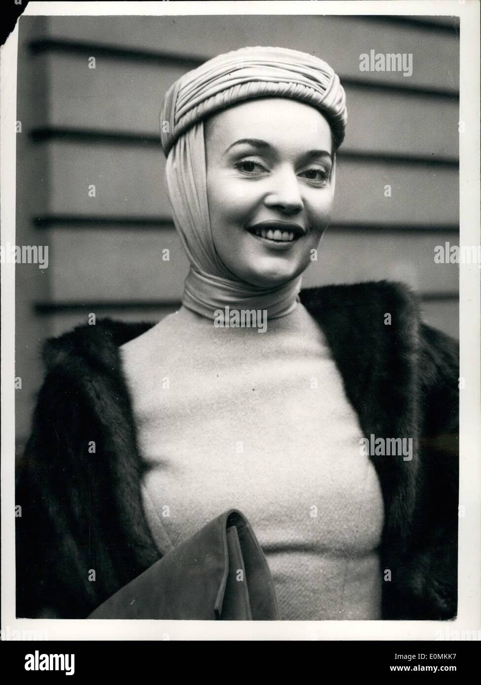11 novembre 1955 - Ludmilla Tcherina arrive pour le première de ''Oh, Rosalinda !'' : ballet populaire star, Ludmilla Tcherina, qui co-stars avec Michael Redgrave dans le nouveau film ''Oh, Rosalinda !'' - est arrivé à la gare de Victoria à partir de Paris ce matin - d'assister à la première mondiale du film au Rialte. Ludmilla Tcherina photo montre, portait un chapeau de soie unique - qui conserve également ses oreilles au chaud - lorsqu'elle est arrivée à Victoria ce matin. Banque D'Images