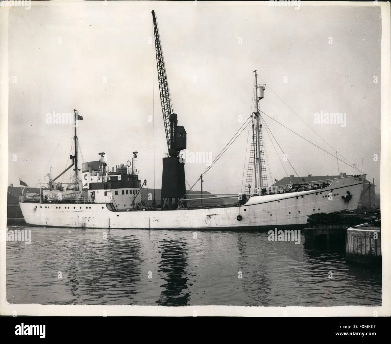 11 novembre 1955 - Le chargement du ''Theron'' pour l'Expédition transantarctique. Le joint Catcher - Bateau à moteur ''Theron'' (849 tonnes) a été chargé à Millwall Docks ce matin avec son équipement spécial et les stocke en prévision de son départ lundi prochain pour la glace de mer du Sud Flose - avec l'avance de 16 membres pour le parti de l'Expédition transantarctique 1955. Photo : Vue de la ''Theron'' au Millwall Docks ce matin. Banque D'Images