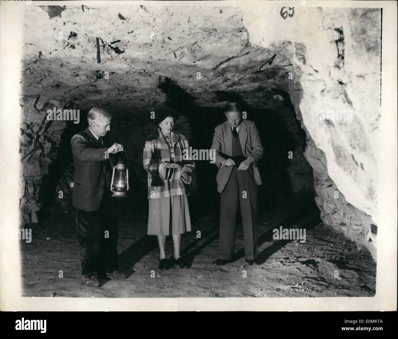 10 octobre 1955 - L'armée indienne à 300 battements défi Chasse au trésor ; le Major Charles Daubrey Pogson, M.C. (armée de l'Inde, a pris sa retraite), se sont joints à 300 venus à la recherche de trésors Druide on croit être enterrés dans des grottes Chislehust Kent. C'était le résultat d'un défi lancé par M. James Gardiner, une autorité sur les trésors enfouis, et qui est certain que Druidical objets sont quelque part dans les 22 kilomètres de réseaux de grottes. Il a enterré et ancienne coupe d'argent remplie d'esprit de la moitié de la Couronne, et annoncés pour les uns et les autres pour voir qui aurait du premier Banque D'Images