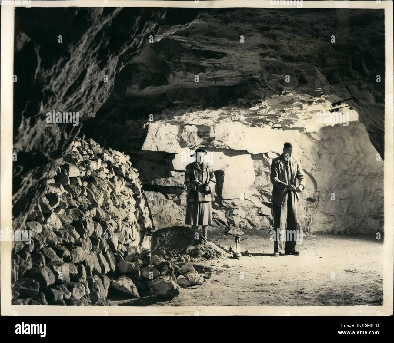 10 octobre 1955 - L'armée indienne à 300 battements défi Chasse au trésor ; le Major Charles Daubrey Pogson, M.C. (armée de l'Inde, a pris sa retraite), se sont joints à 300 venus à la recherche de trésors Druide on croit être enterrés dans des grottes Chislehust Kent. C'était le résultat d'un défi lancé par M. James Gardiner, une autorité sur les trésors enfouis, et qui est certain que Druidical objets sont quelque part dans les 22 kilomètres de réseaux de grottes. Il a enterré et ancienne coupe d'argent remplie d'esprit de la moitié de la Couronne, et annoncés pour les uns et les autres pour voir qui aurait du premier Banque D'Images