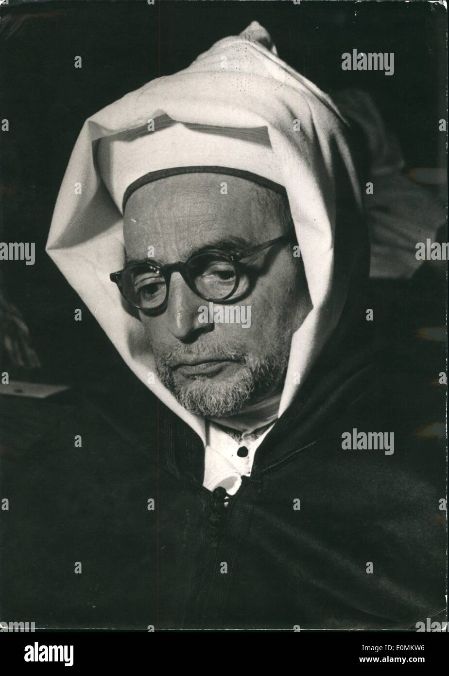 10 octobre 1955 - Maroc : Si Hadji Sbihi lors du Conseil du trône : Si Hadj Mohamed Ben Hadj Taibi Sbihi, Pacha de vente (Région de Rabat) a été nommé membre du Conseil de la Marocaine le trône. Un récent portrait de Si Hadji Taibi Sbihi. Banque D'Images