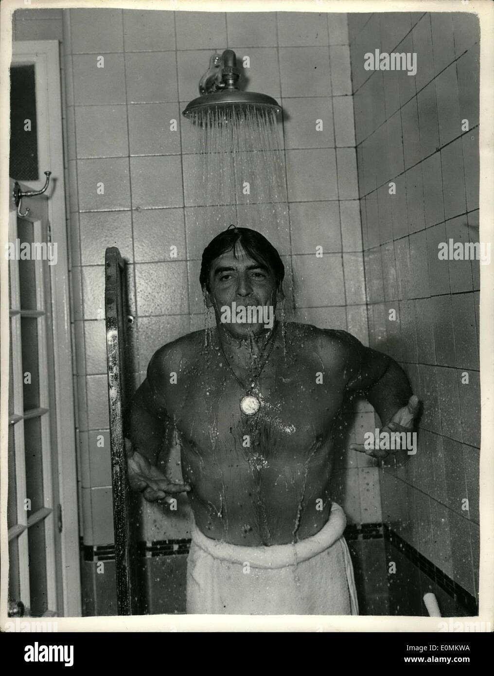10 octobre 1955 - Victor Mature revient - et a son bain : Victor mature qui  il y a quatre jours, pétiolées hors de l'établissement Savoy Hotel parce  qu'il ne pouvait pas