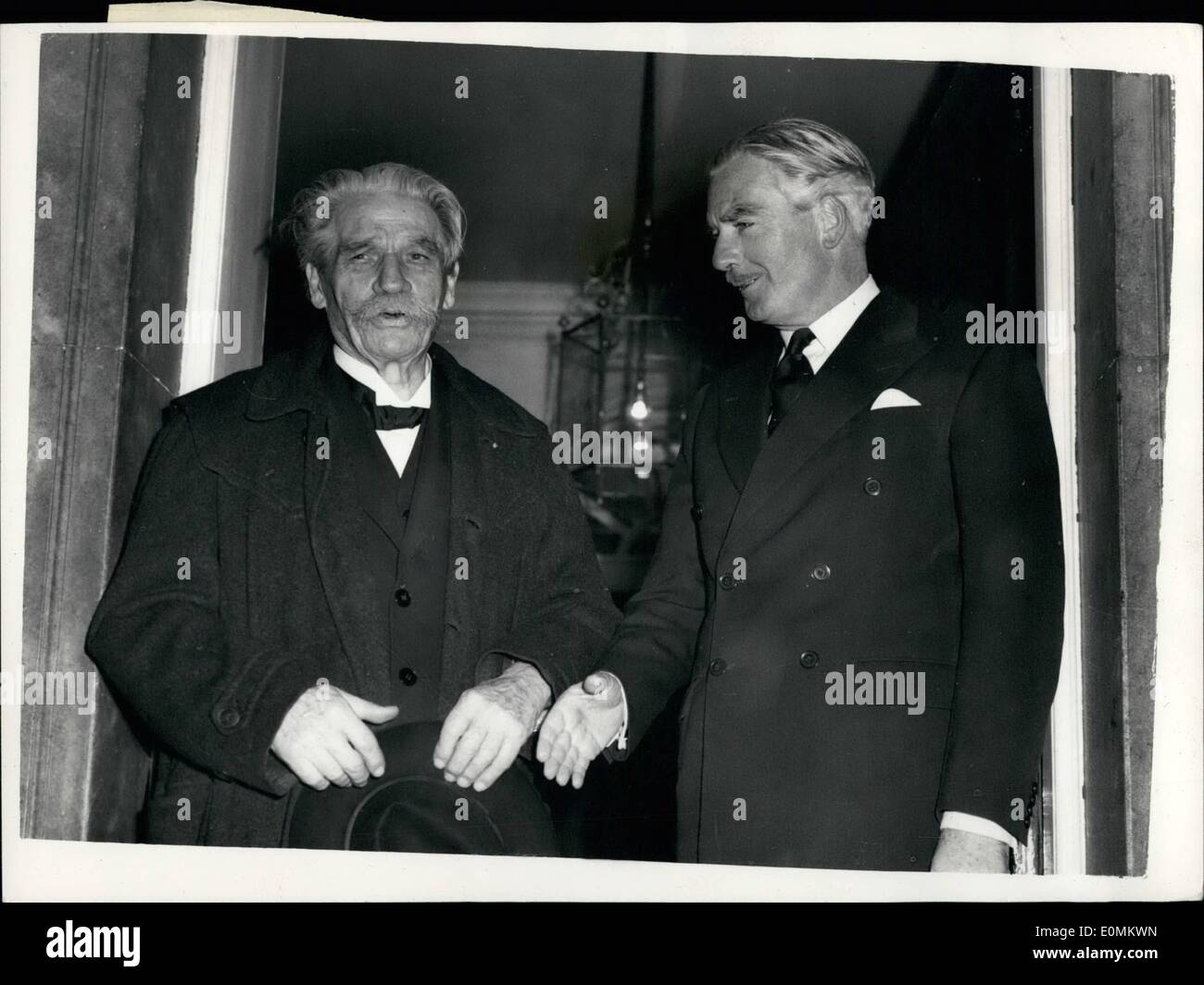 10 octobre 1955 - visites Schweitzer le premier ministre au 10, Downing Street après avoir reçu l'insigne d'un membre honoraire de l'ordre du mérite de la Reine à Buckingham palace aujourd'hui, le Dr Albert Schweitzer, le 80 ans, philosophe français, missionnaire et musicien, rend visite à Sir Anthony Eden au n° 10 Downing street -ce soir. Photo montre sir Anthony Eden dit adieu au Dr Albert Schweitzer pendant qu'il part No 10 ce soir. Banque D'Images