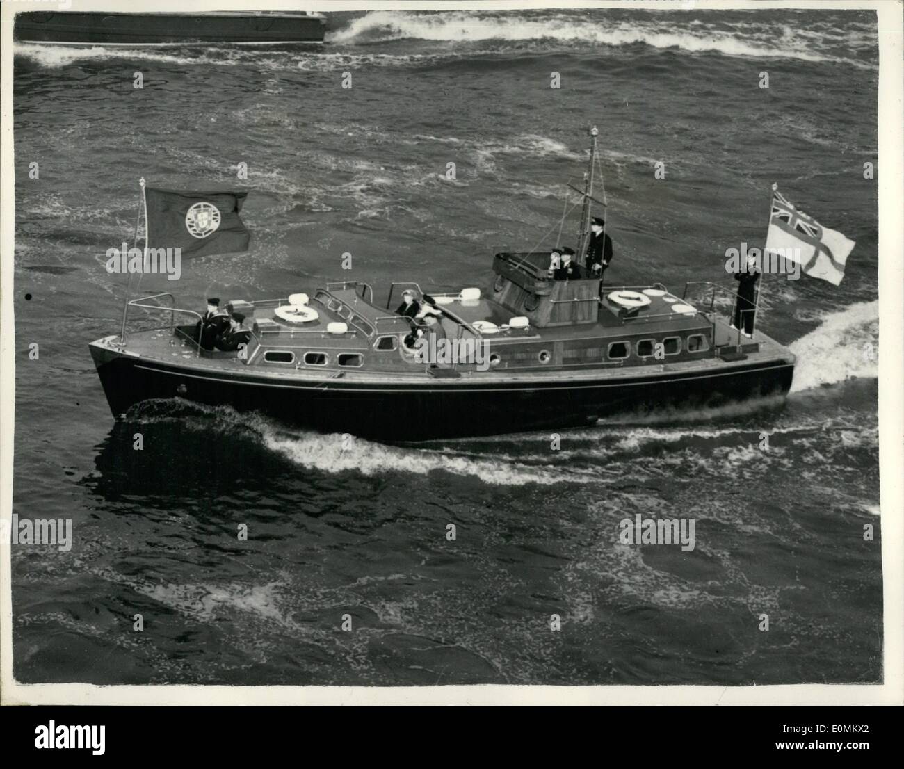 10 octobre 1955 - Président du Portugal arrive à Londres. La barge Royale - de Waterloo Bridge. : regarder sur la Barge royale qui contient le président du Portugal et sa femme - sur place à Westminster Pier ce matin. Bdge de Waterloo. Banque D'Images