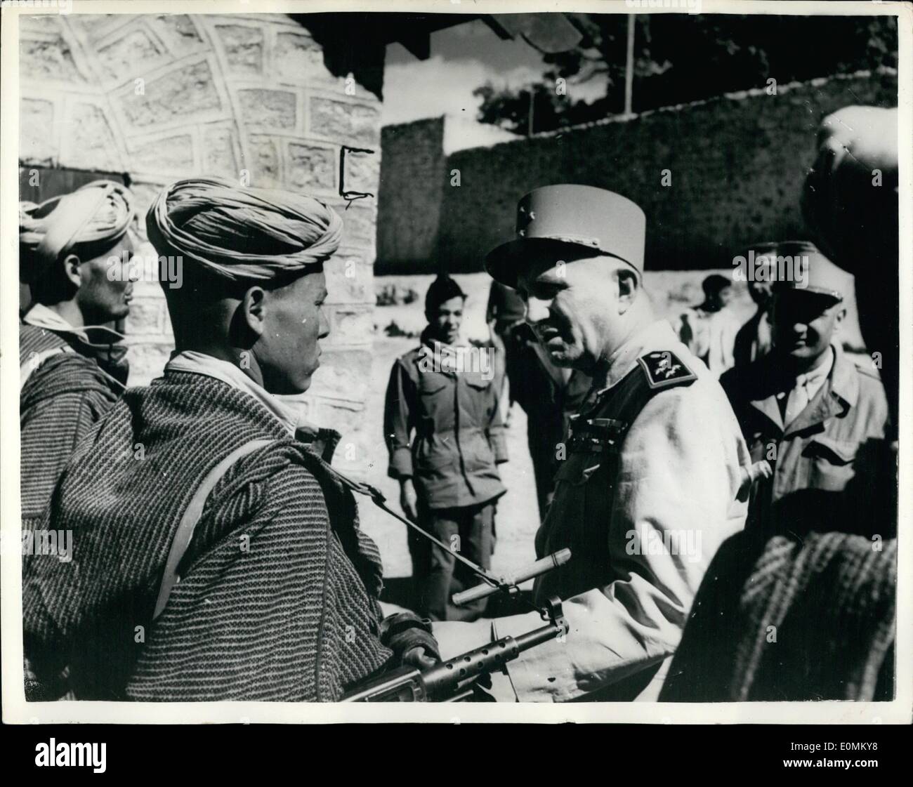 10 octobre 1955 - General De Latour poste français Visites à Immouzzer. Photo : Keystone montre général de Latour, le résident général au Maroc - vu lorsqu'il a inspecté un poste français dans la zone d'Immouzzer des Mamoucha dans les montagnes de l'Atlas, théâtre d'une récente attaque de rebelles. Banque D'Images