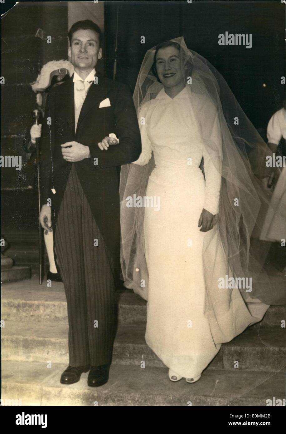 11 novembre 1955 - mariage de la société à Paris : Count Victor de Pange, membres du Conseil européen, a épousé Mlle Costa de Beauregard à l'église St Louis des Invalides , Paris, aujourd'hui. La photo montre le couple sortant de l'église. Banque D'Images