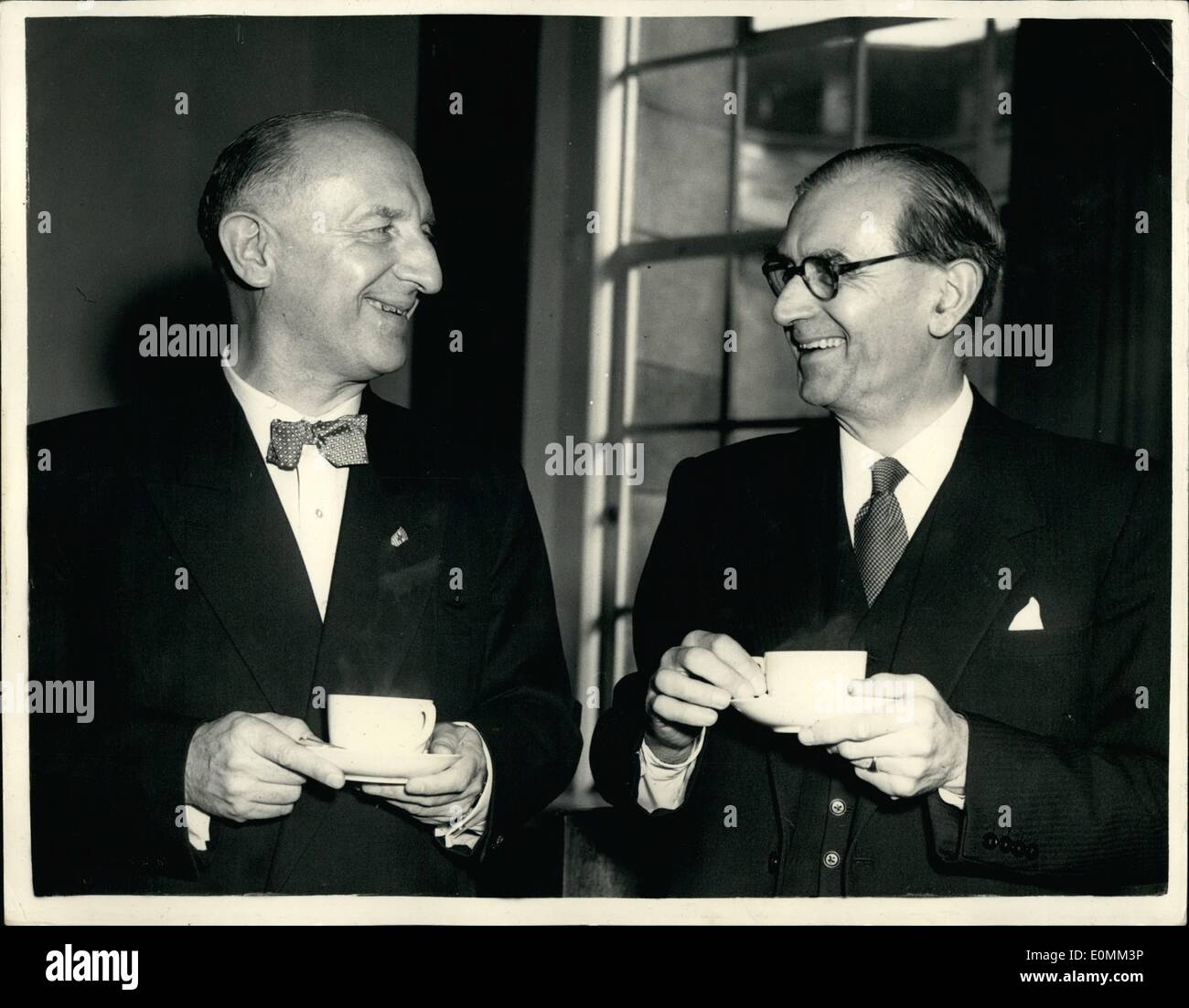 11 novembre 1955 - Le maire de Berlin Ouest visites county hall : Le Dr Otto Suhr, le Maire de Berlin Ouest, aujourd'hui rendu visite à la County Hall. Il est ici sur une semaine de visite à l'invitation du Gouvernement. La photo montre le Dr Otto Suhr (à gauche), à discuter devant un café à Allerman I.J Hayward, chef du L.C.C au County Hall aujourd'hui. Banque D'Images