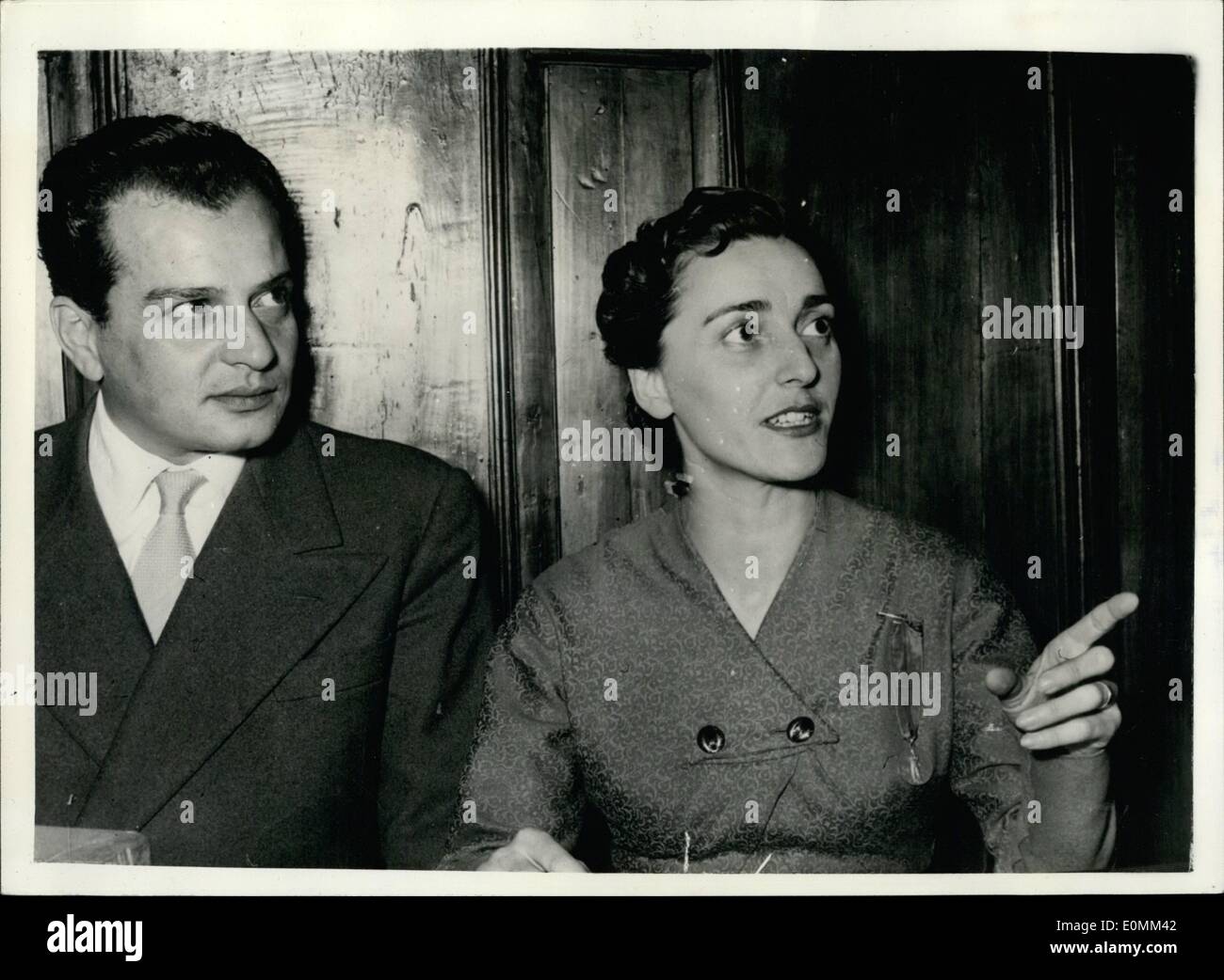 11 novembre 1955 - médecin italien héroïne qui est vouée à la mort- reçoit le Prix de la médaille d'or. : Dr. Ines Martini une héroïne médecin italien - et la recherche du radium a été présenté avec la médaille d'or lors d'une cérémonie dans la technique. Tout en travaillant dans le centre de santé publique de Ancona M. Martini a subi de graves blessures internes à la suite d'raduim burns. Son mari, un lieutenant de l'armée - qui n'est que récemment été libéré par Captiivity soviétique - espère que sa femme sera sauvée par des spécialistes italiens - mais ils sont nombreux à penser que le Dr Ines Martini - est condamné. La photo montre le Dr Banque D'Images